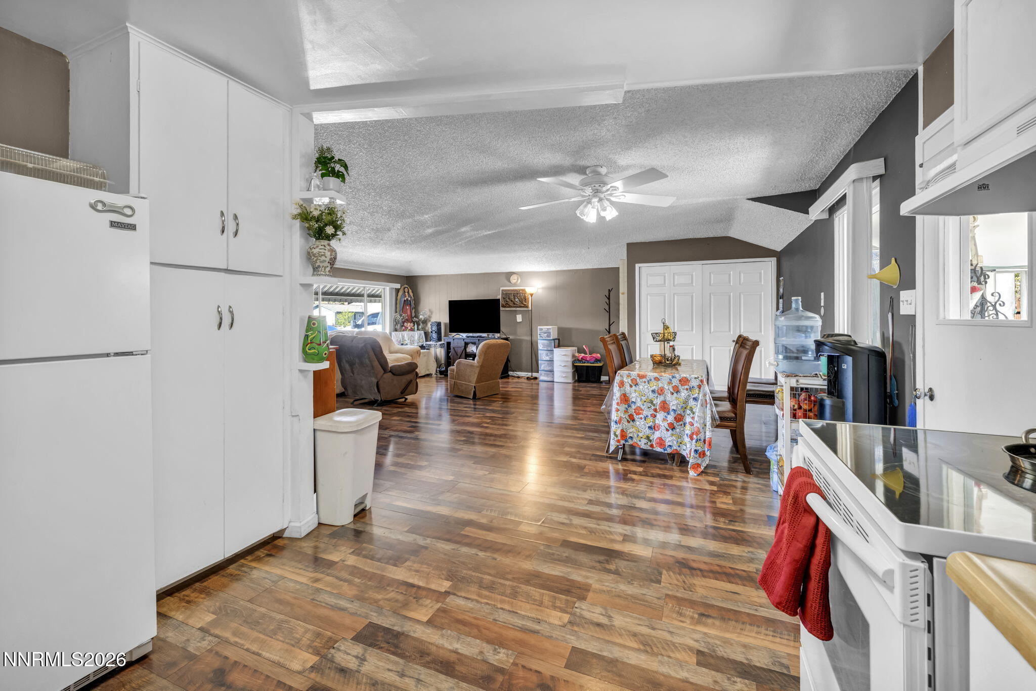 18 E Prater Way Property Photo 16