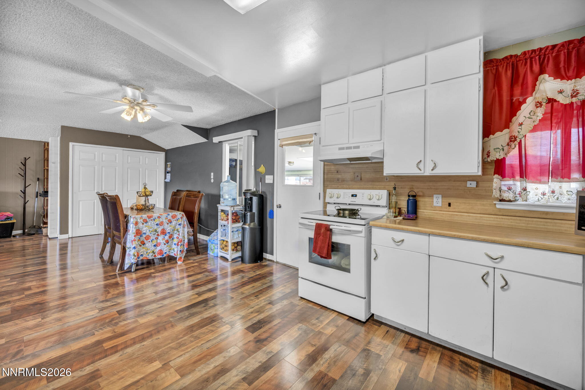 18 E Prater Way Property Photo 18