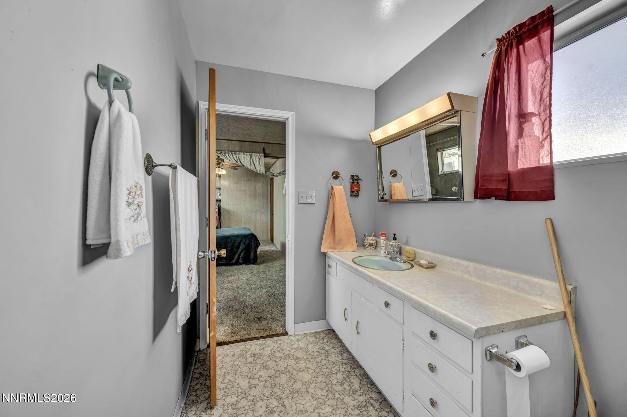 18 E Prater Way Property Photo 32