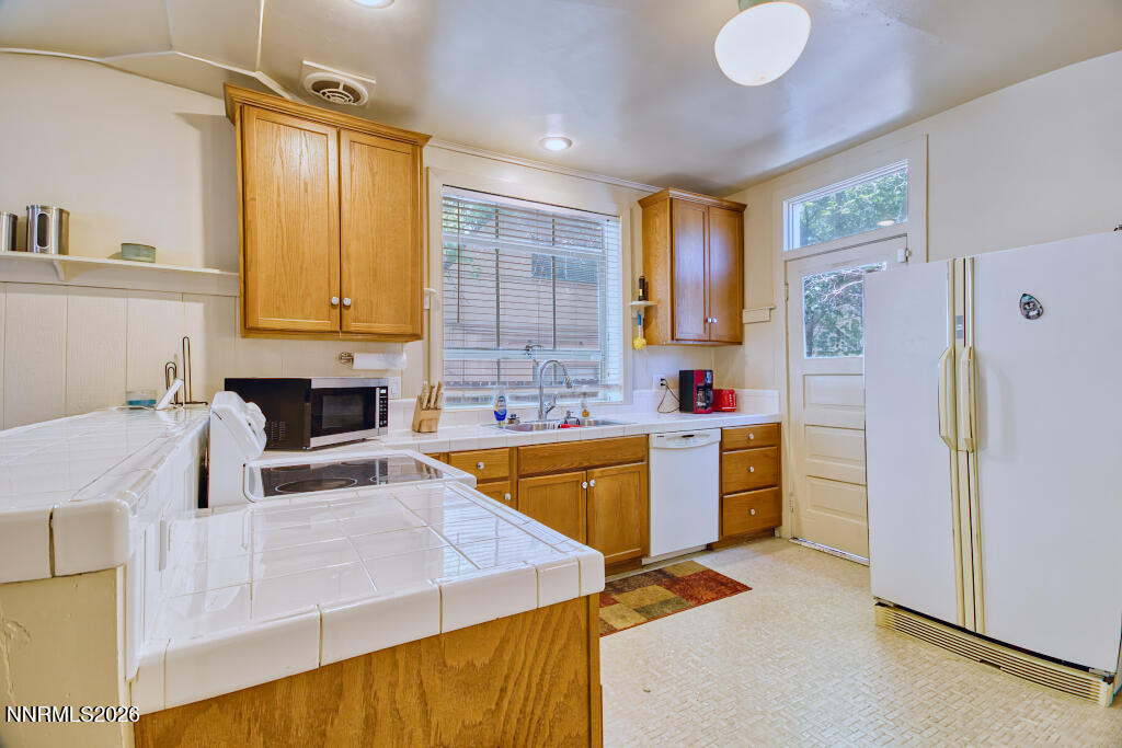 411 E 7th Street Property Photo 18