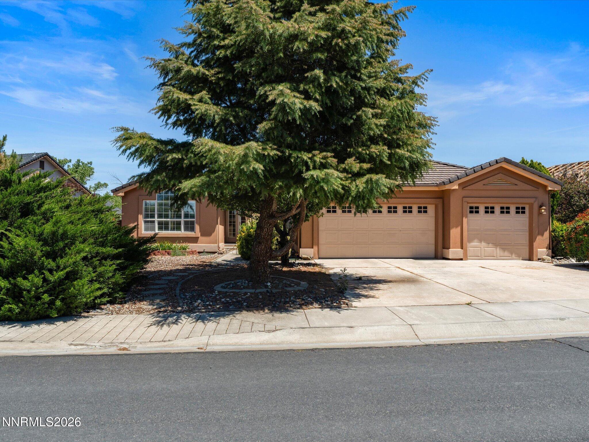 762 Divot Drive Property Photo 2