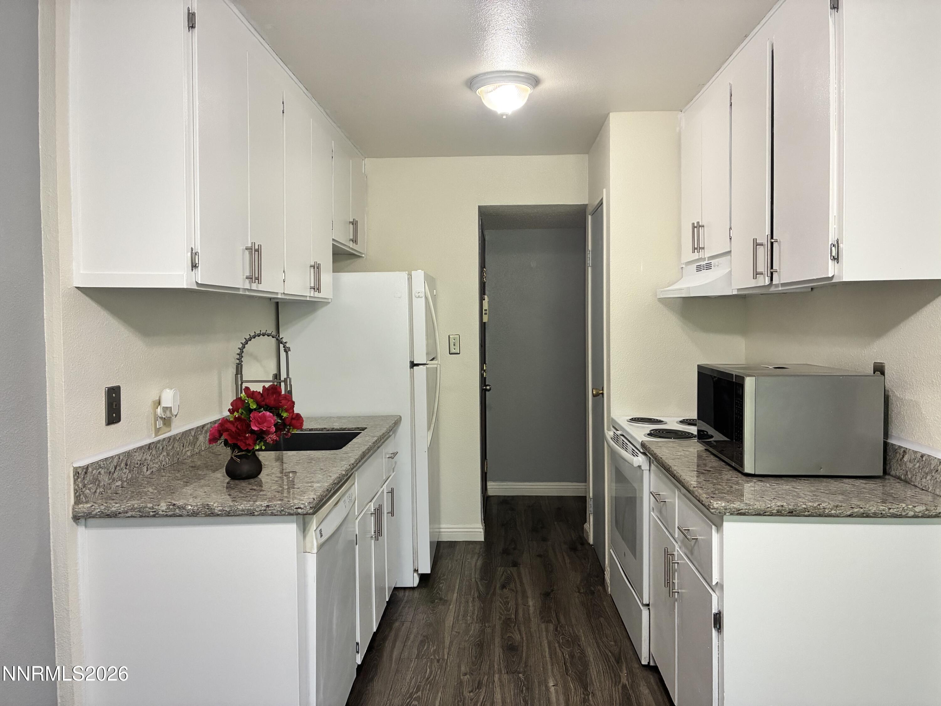 1537 Delucchi Lane E Property Photo 6