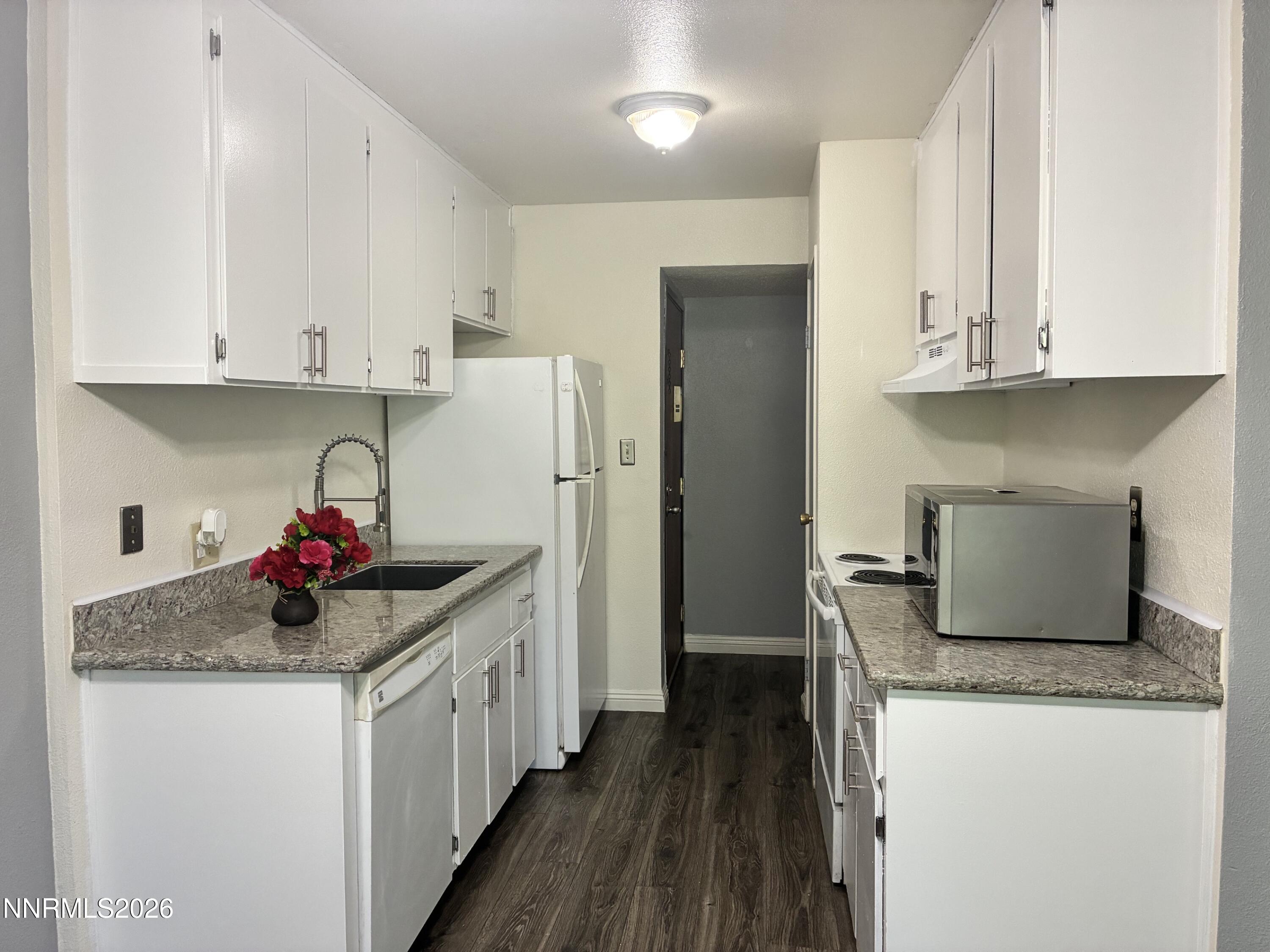 1537 Delucchi Lane E Property Photo 7