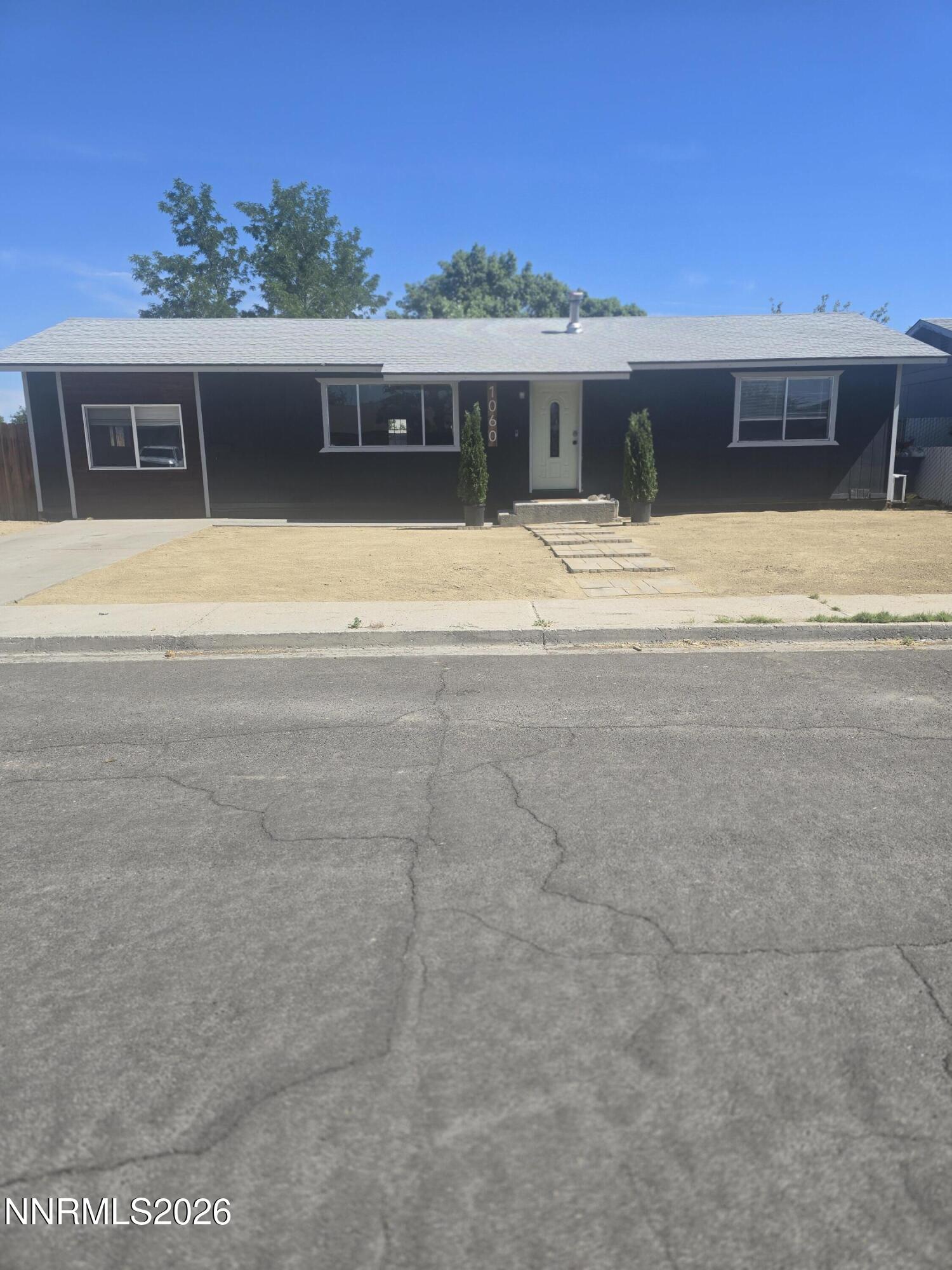1060 S Lee Avenue Property Photo 1