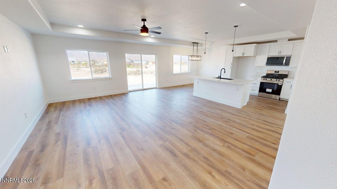 435 Emerald Court Property Photo 3