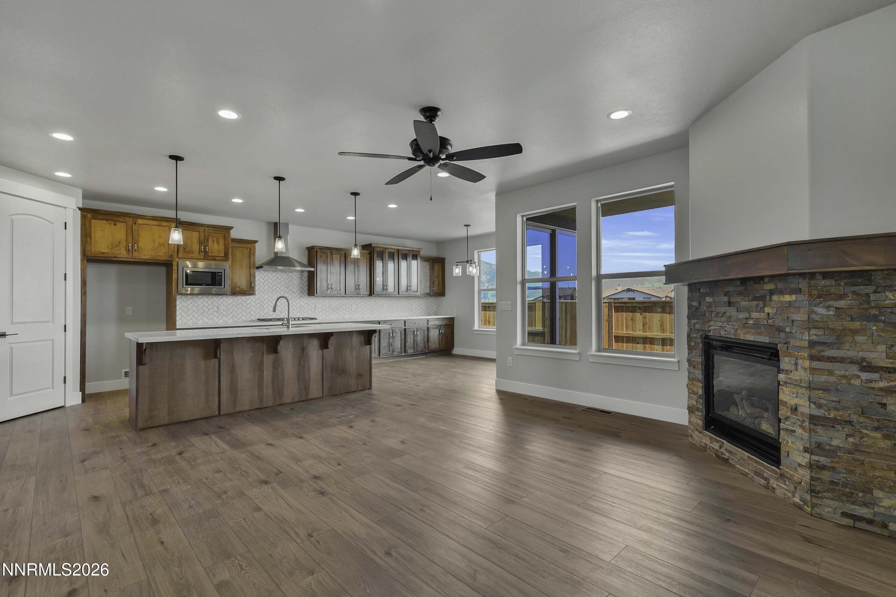 986 La Strata Drive Property Photo 2