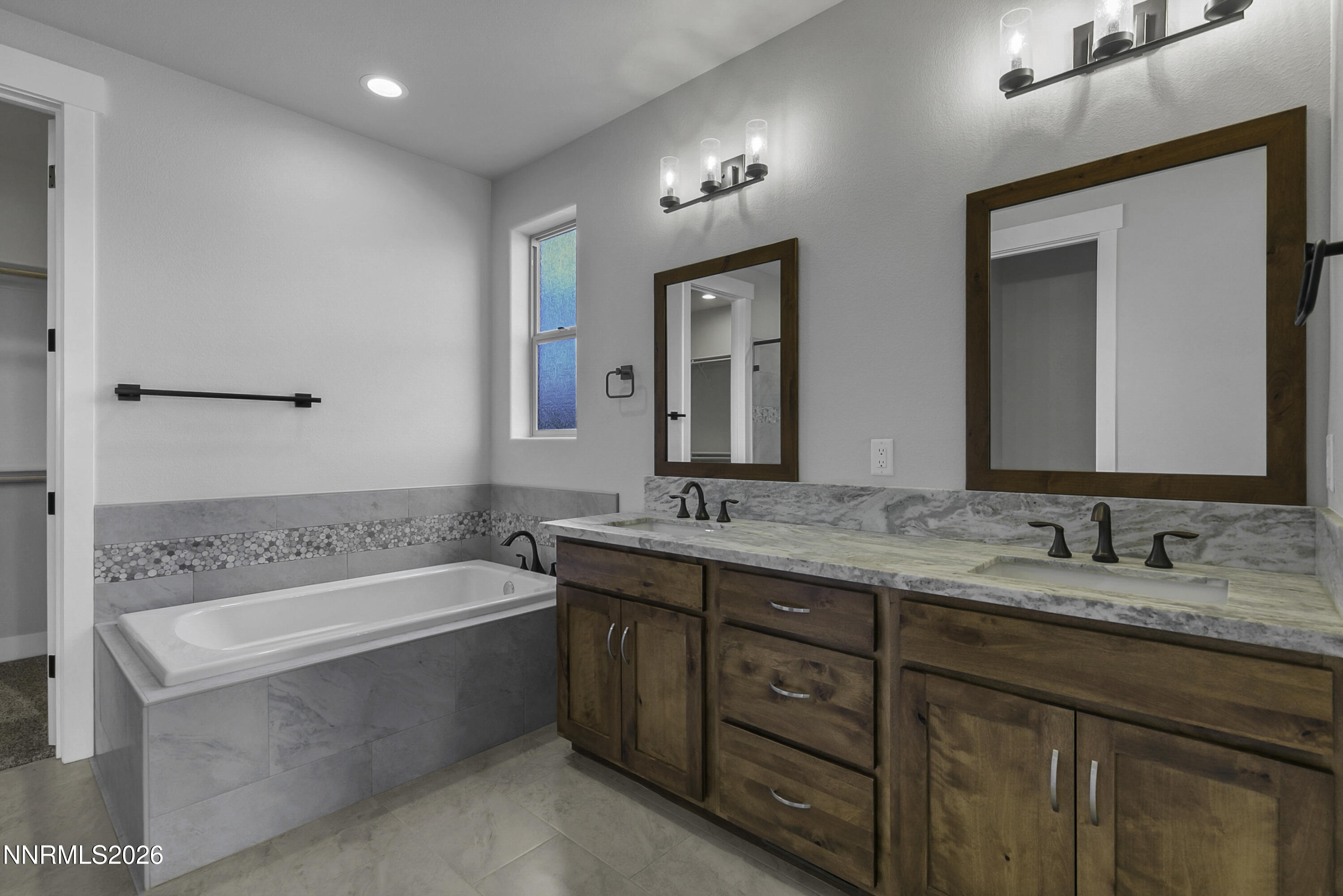 986 La Strata Drive Property Photo 17