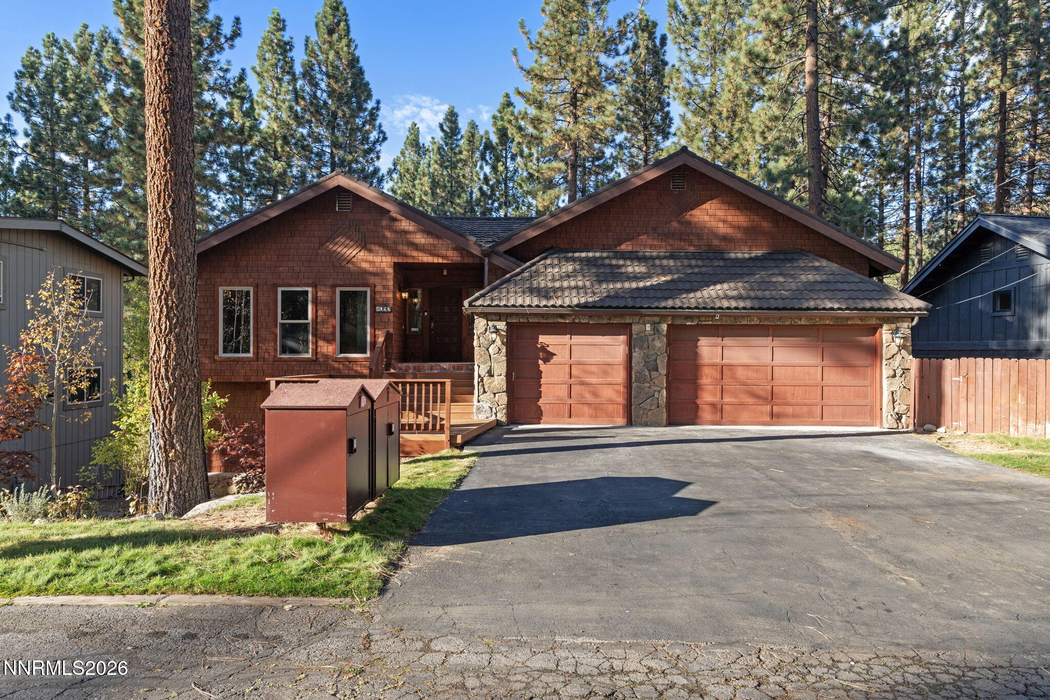 1092 Deer Cliff Drive Property Photo 4