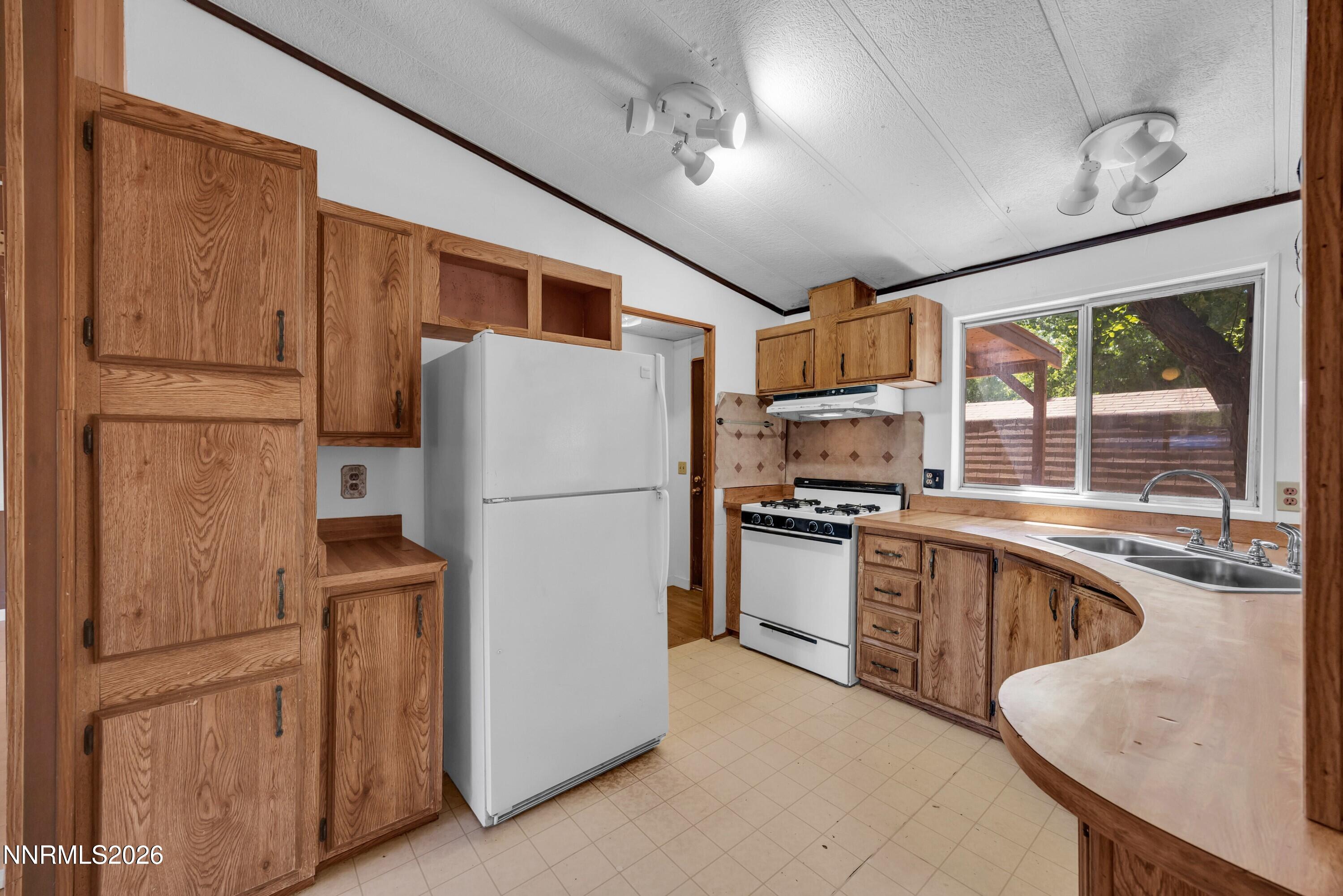 230 E Gepford Parkway Property Photo 15