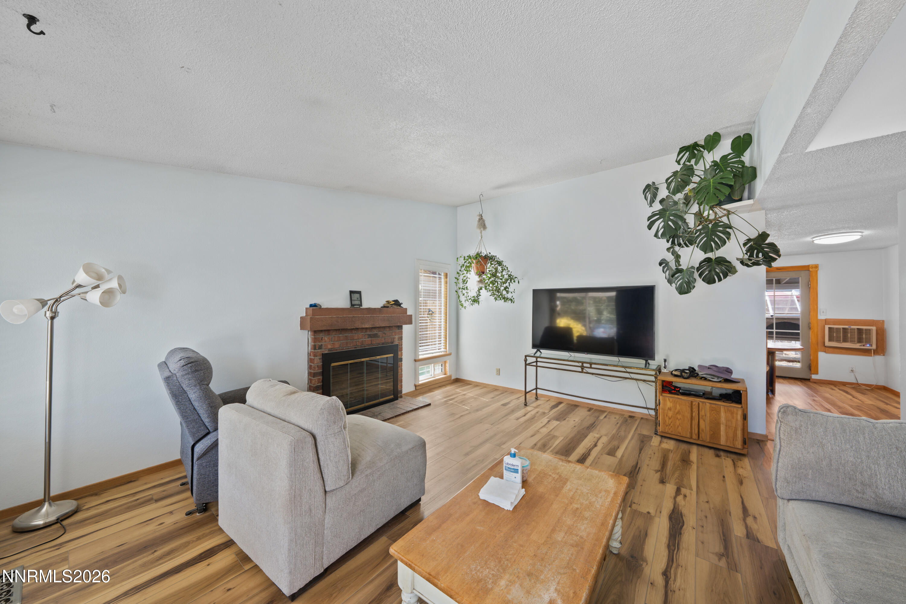 852 E York Way Property Photo 3