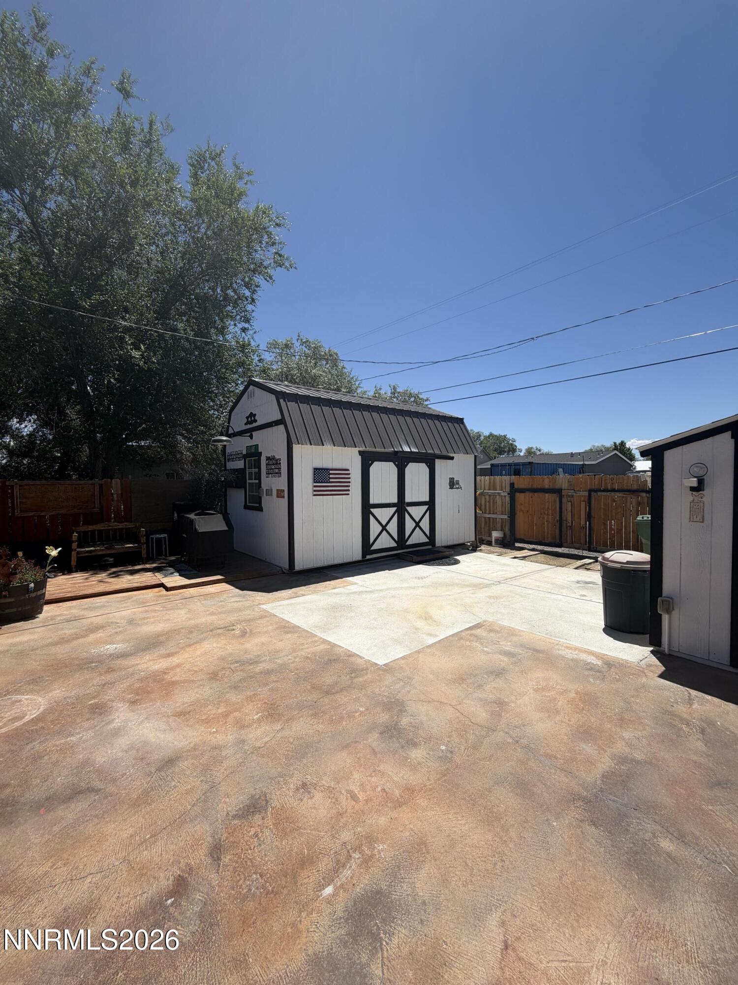 222 E 3rd Street Property Photo 4