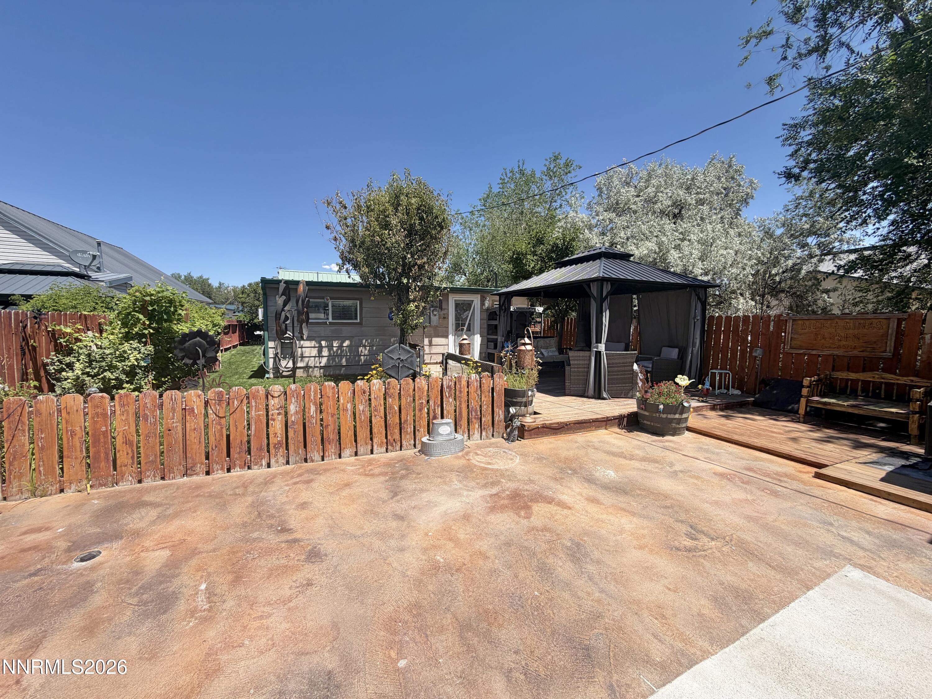 222 E 3rd Street Property Photo 6