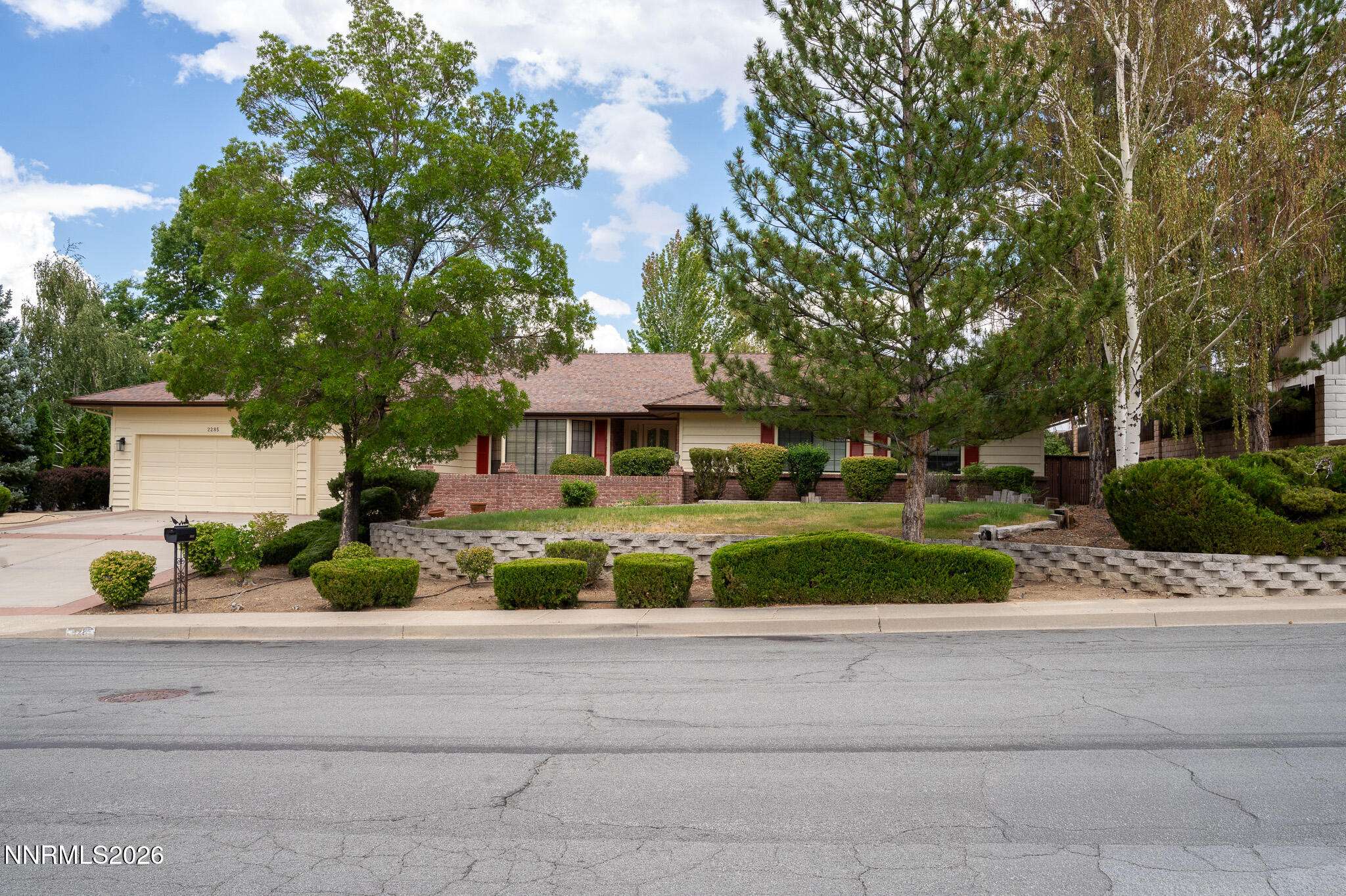 2285 Hedgewood Drive Property Photo 2