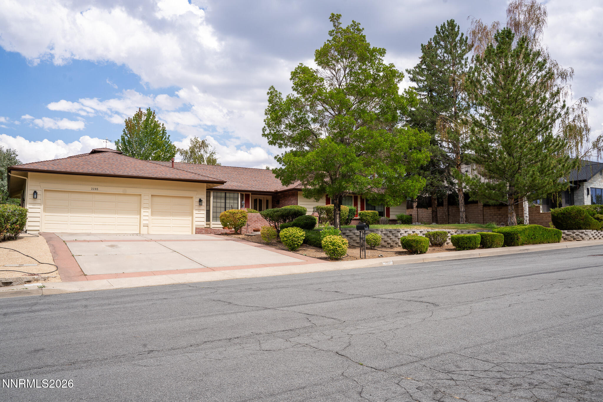 2285 Hedgewood Drive Property Photo 3
