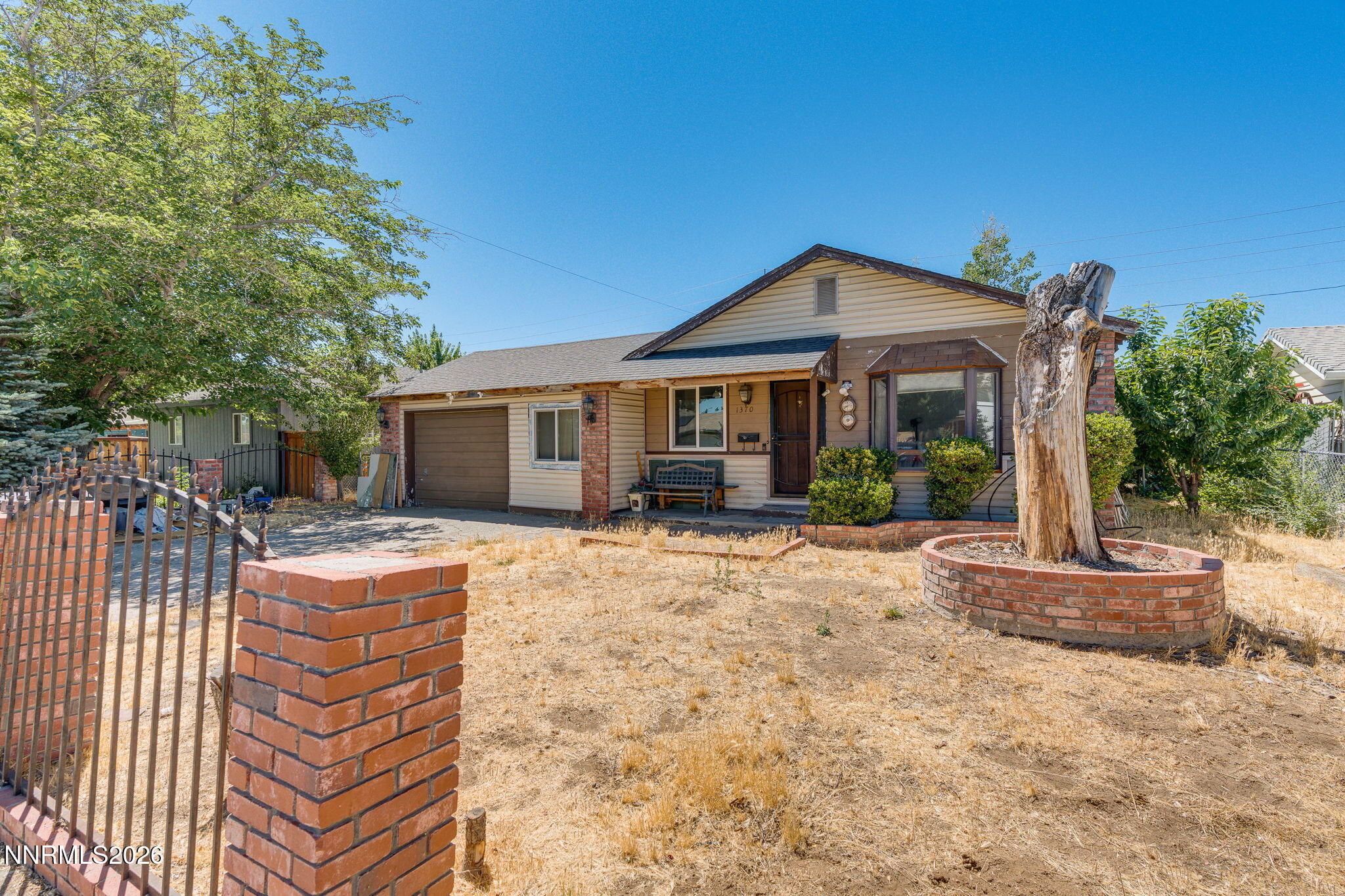 1370 Castle Way Property Photo 3