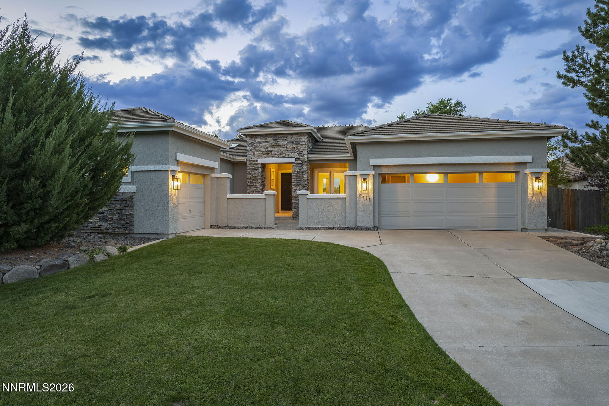 2711 Sun Chaser Court Property Photo 3