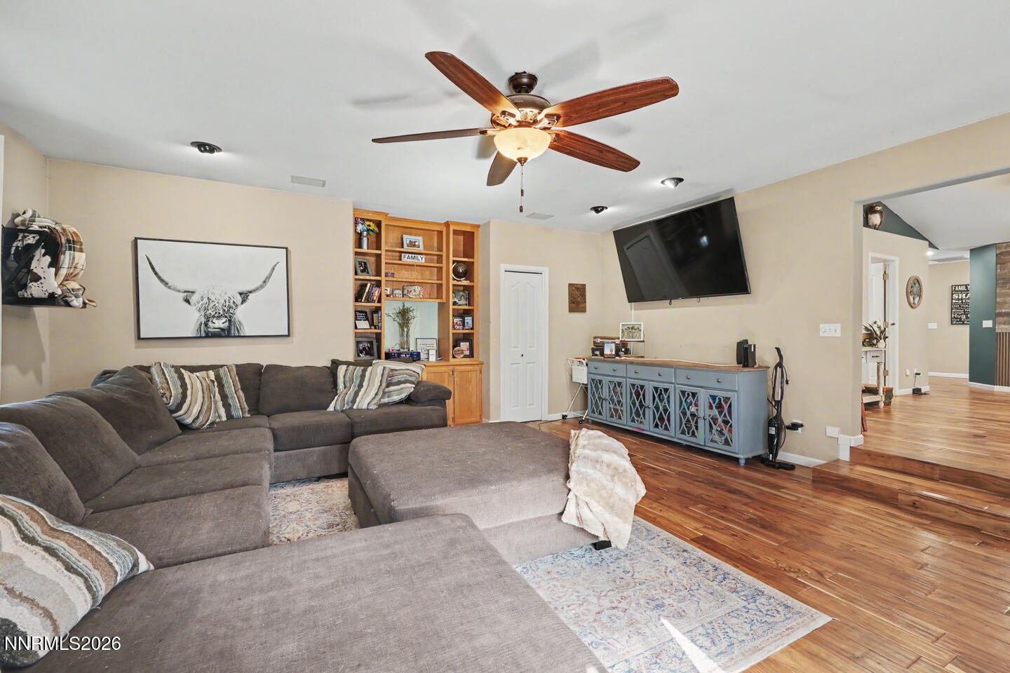 887 Ronald Way Property Photo 4