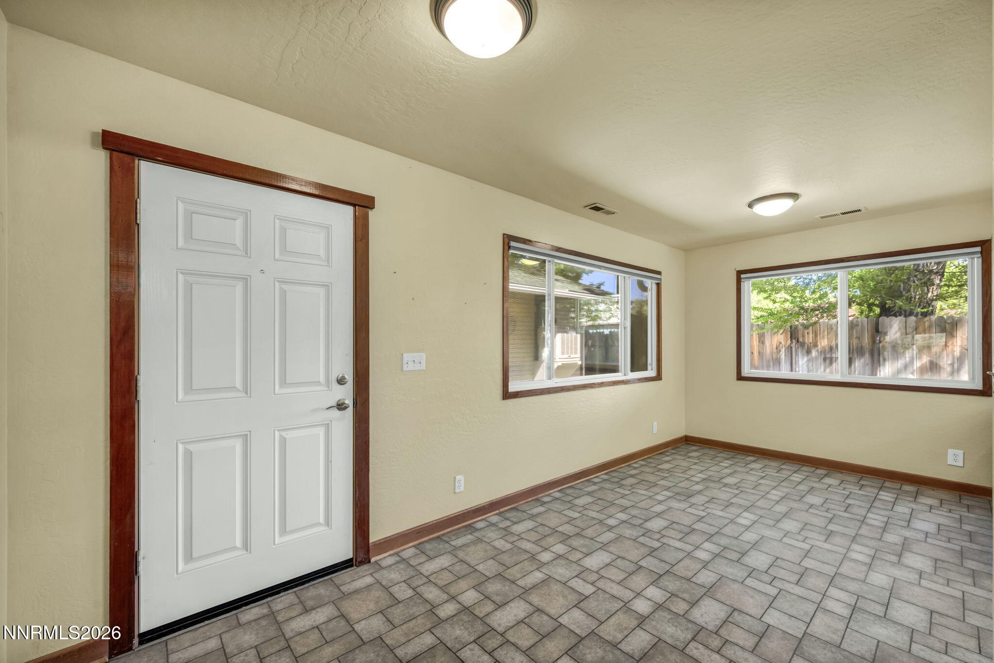 614 W 3rd Street Property Photo 9