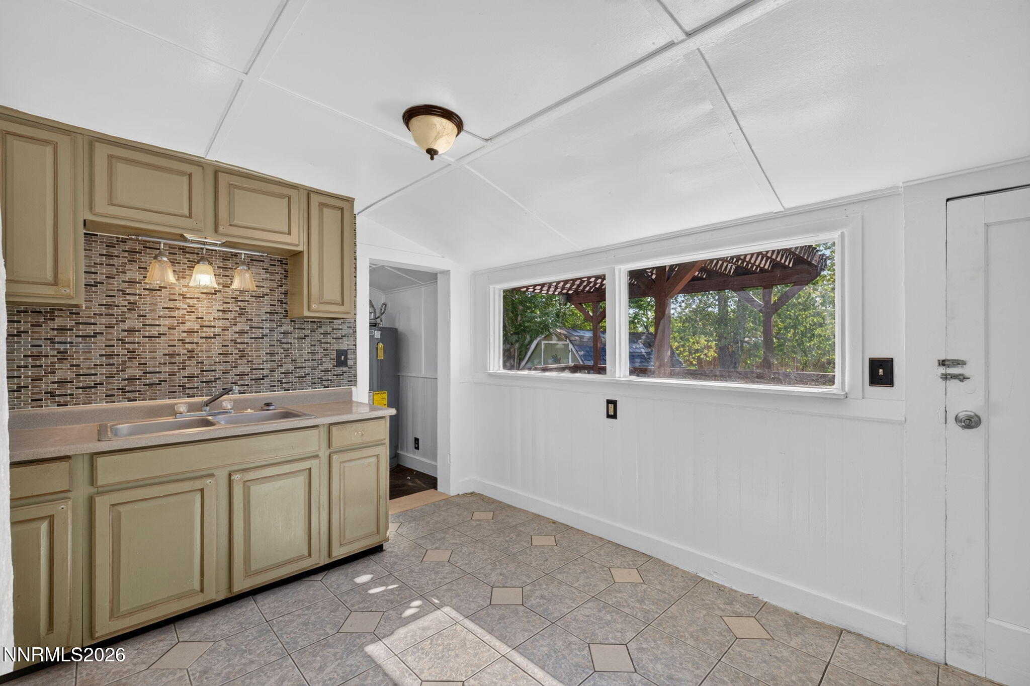 160 Gates Street Property Photo 8