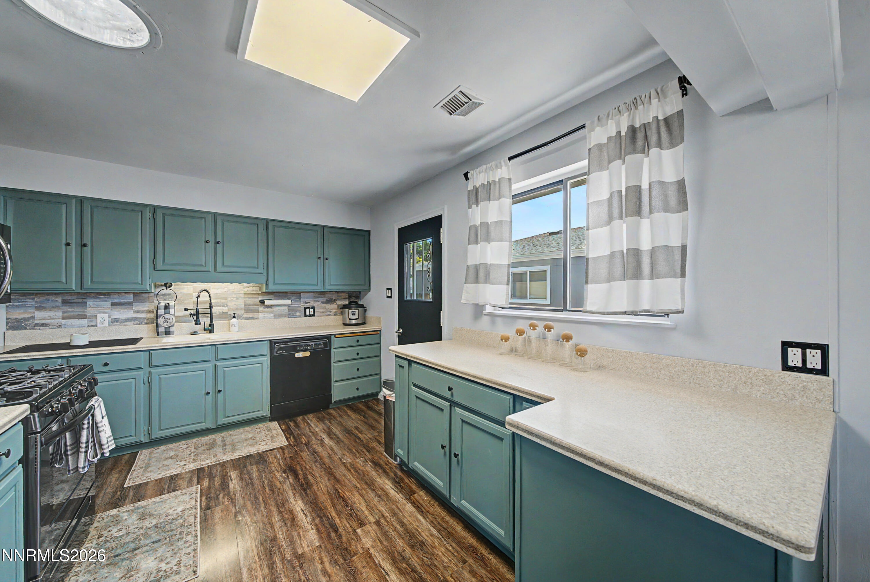 934 Pyramid Way Property Photo 3