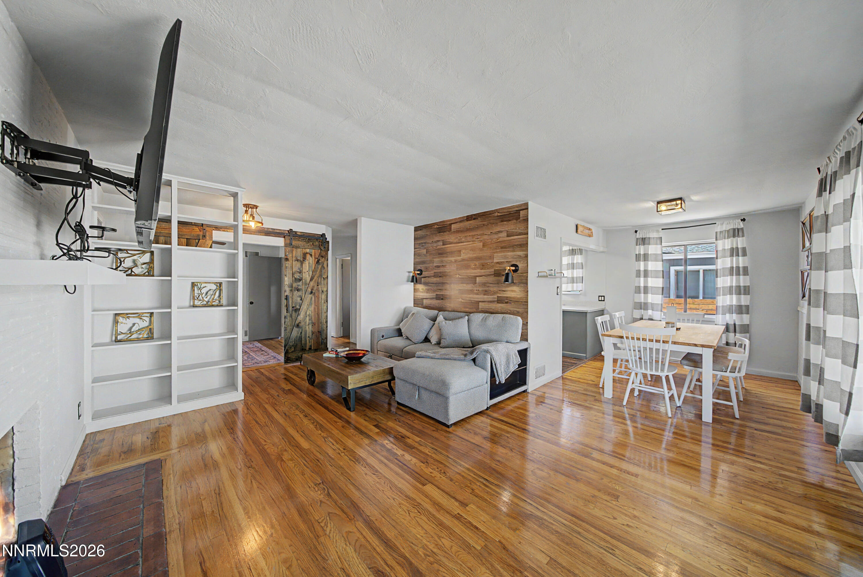 934 Pyramid Way Property Photo 4