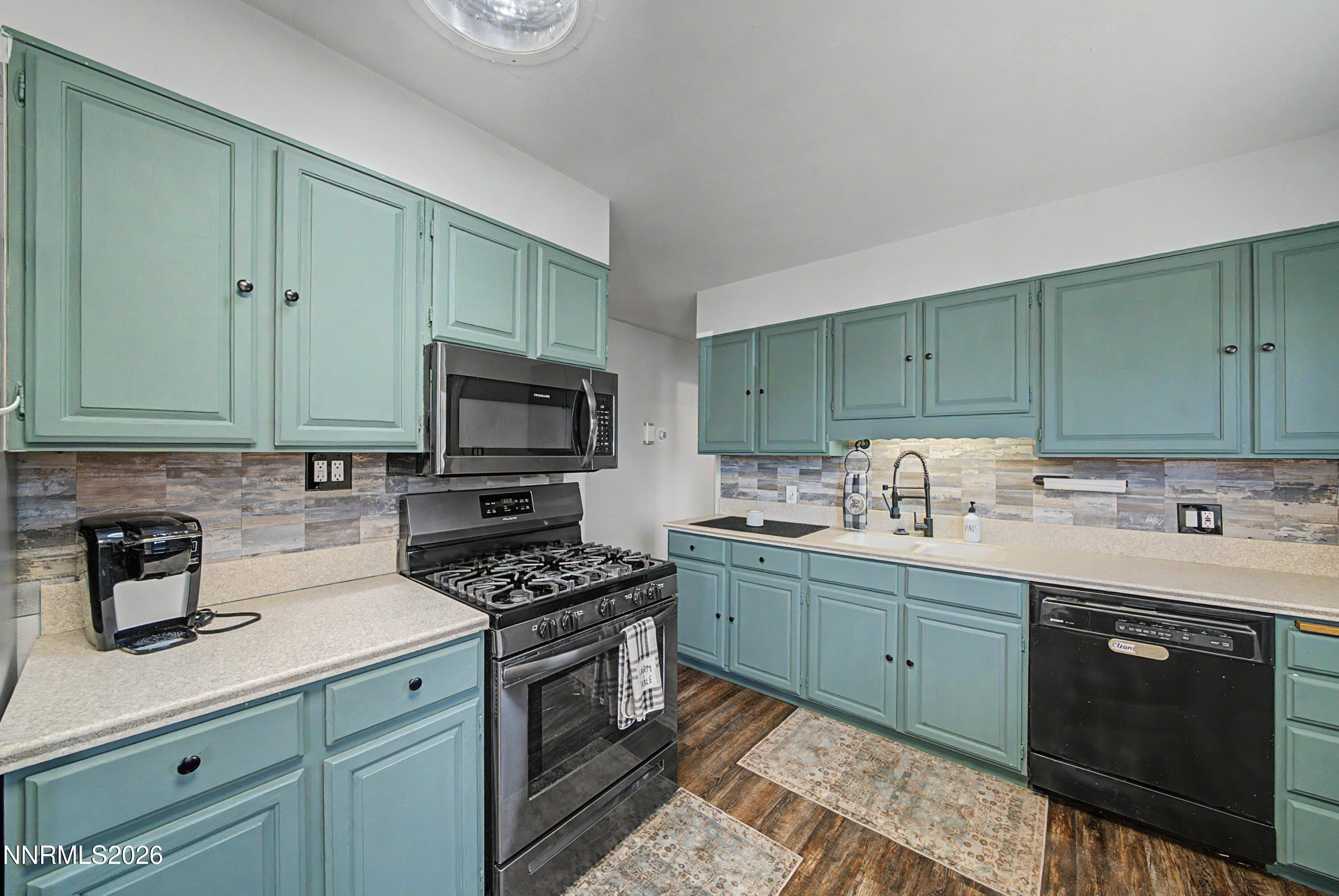 934 Pyramid Way Property Photo 12