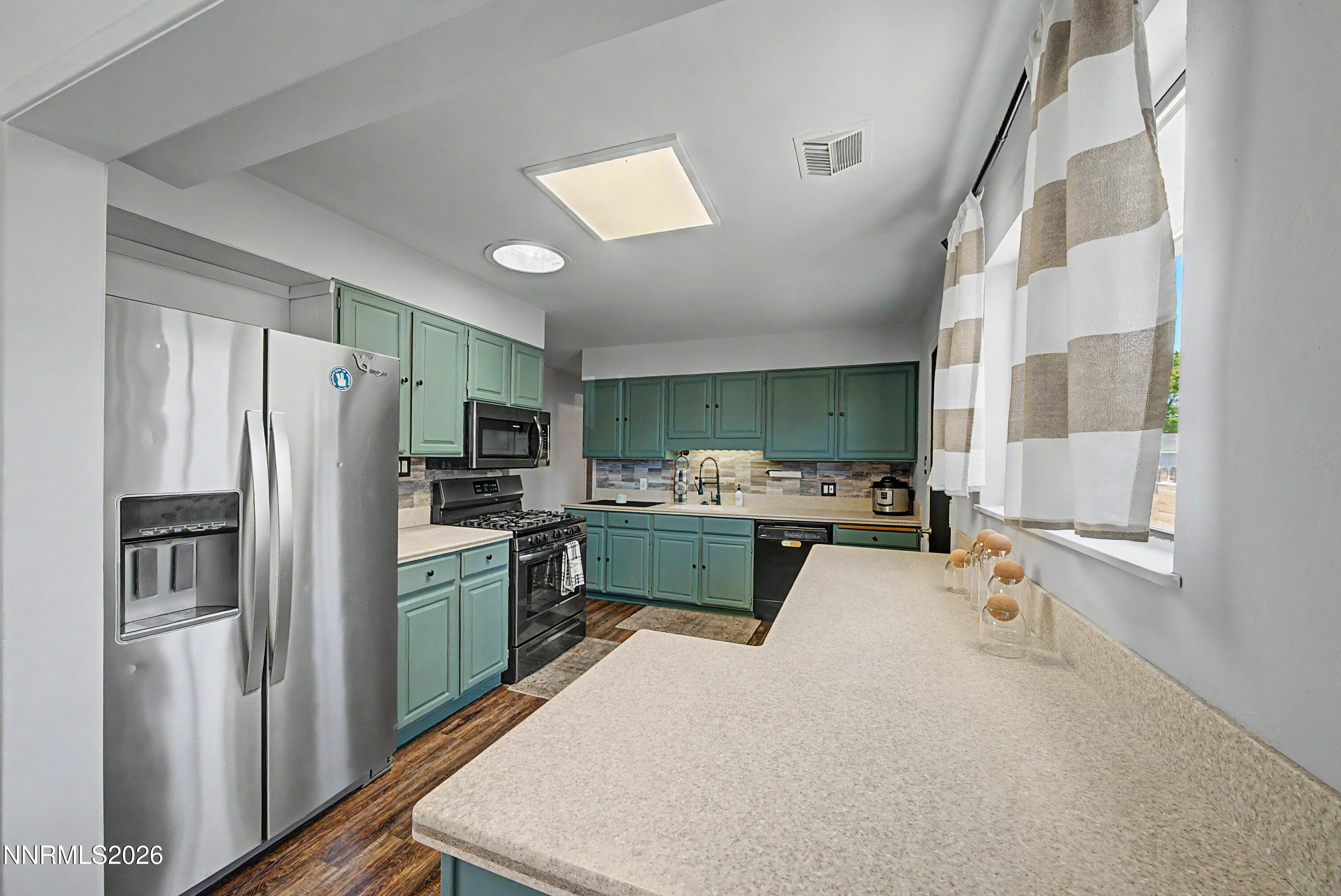 934 Pyramid Way Property Photo 15