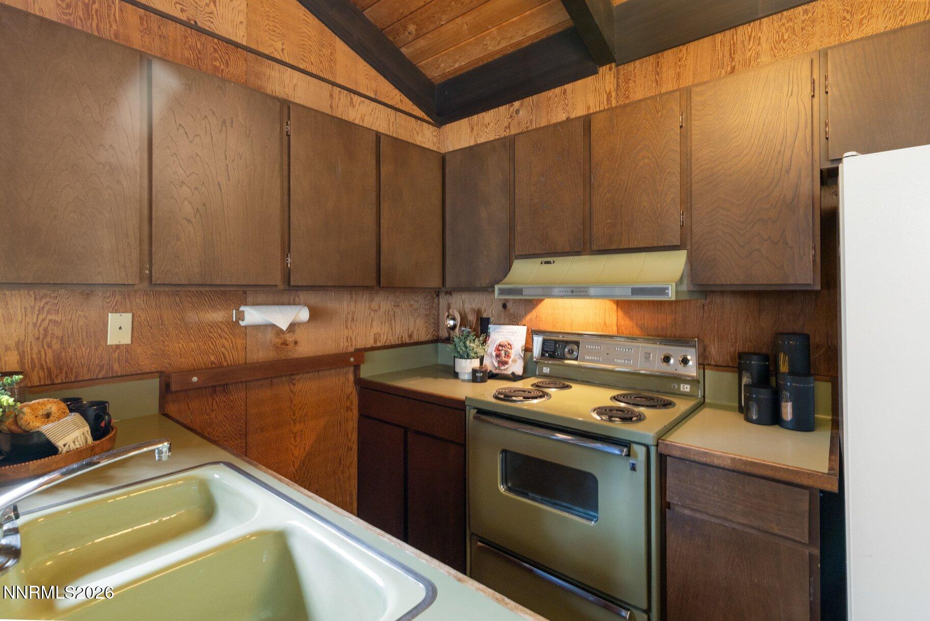 706 Lakeshore Boulevard Property Photo 8
