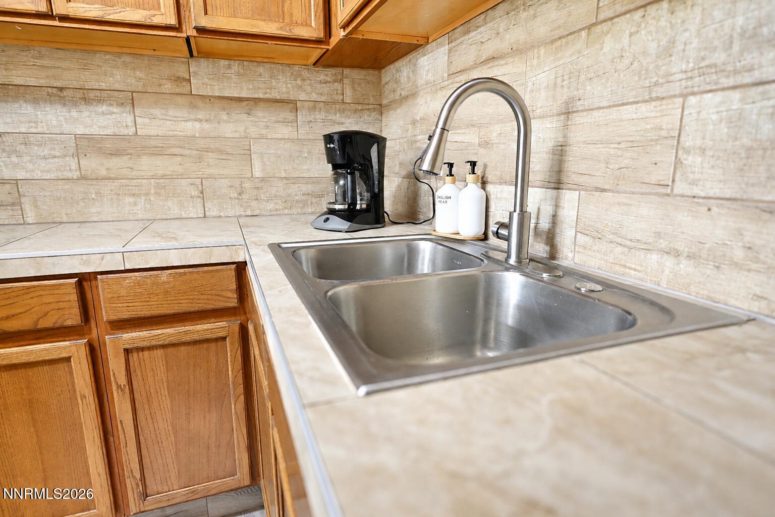 1676 Sue Way Property Photo 4