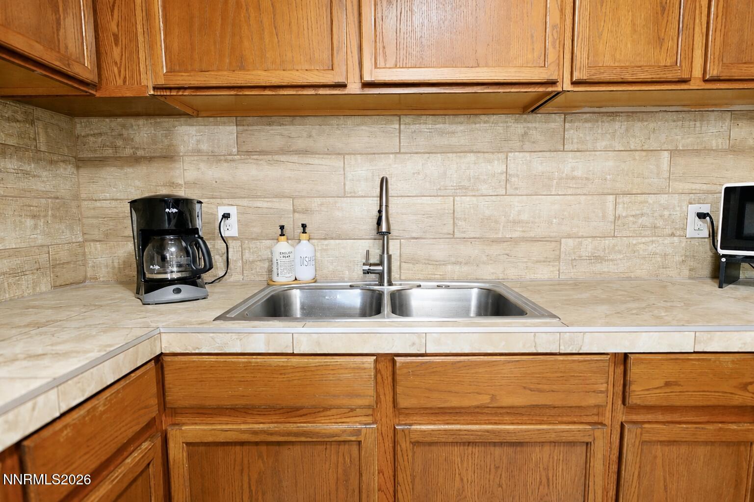1676 Sue Way Property Photo 5