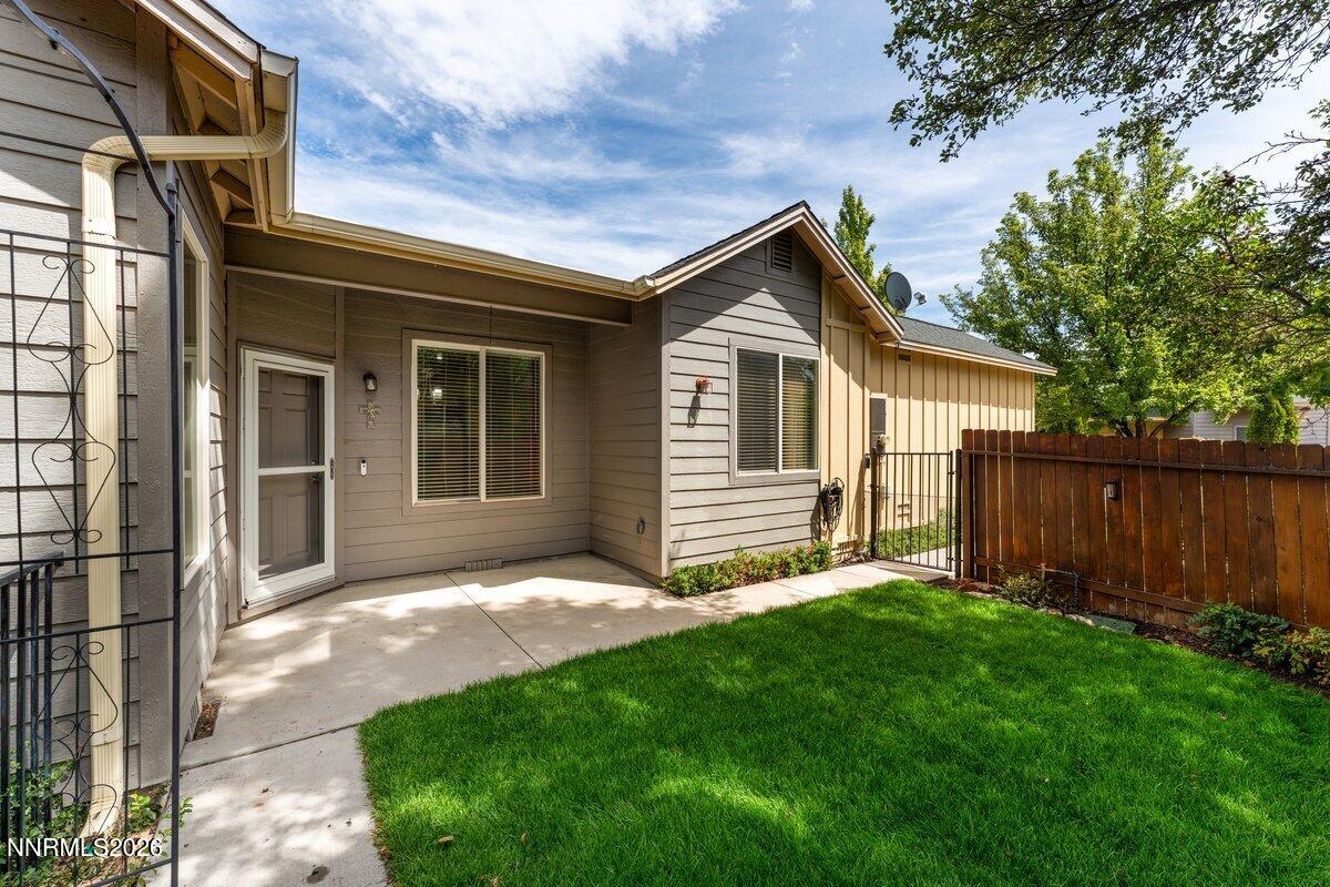 5627 Crescent Hill Way Property Photo 3
