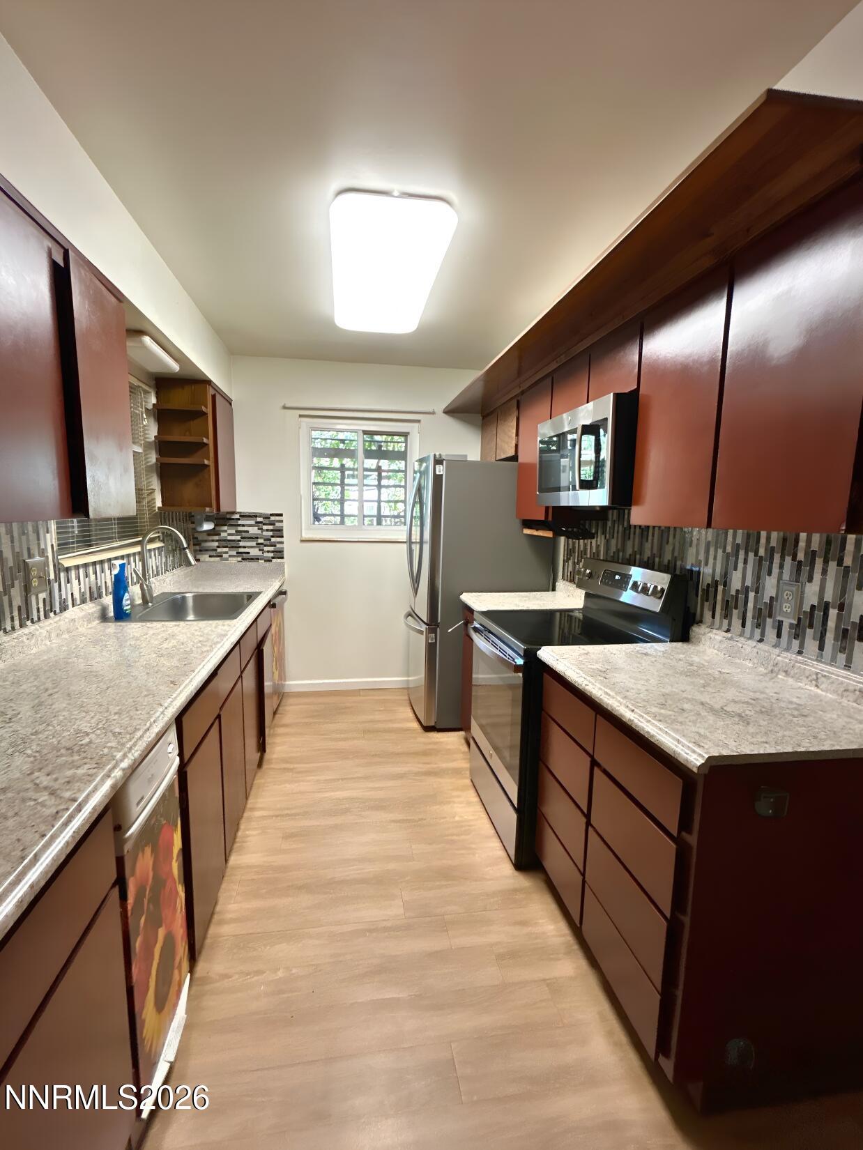927 Stanford Way Property Photo 6