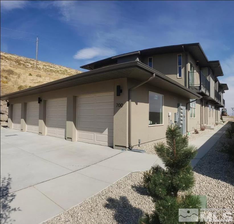 740 Bluffs Court Property Photo 1