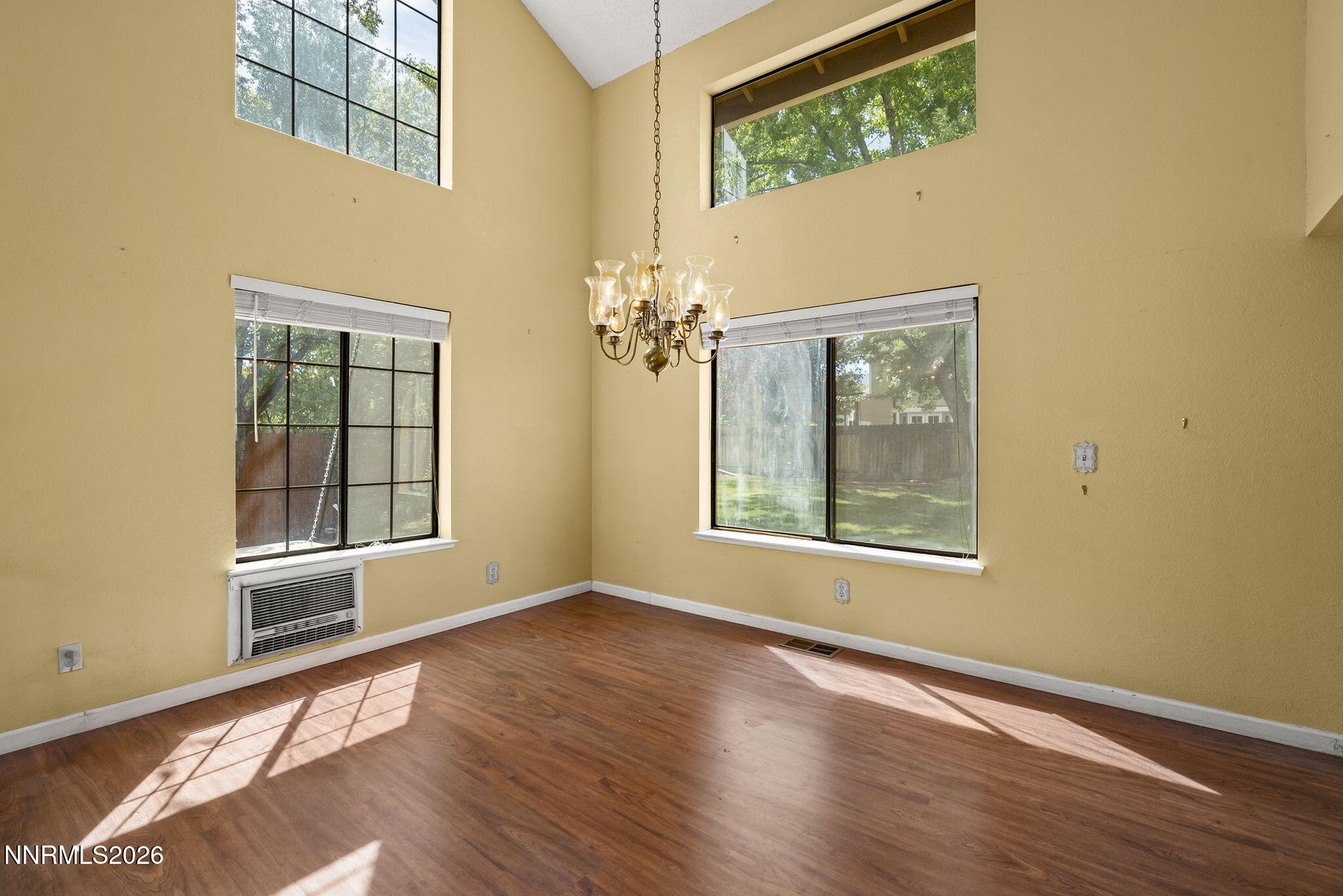 1877 Mountcrest Court Property Photo 4