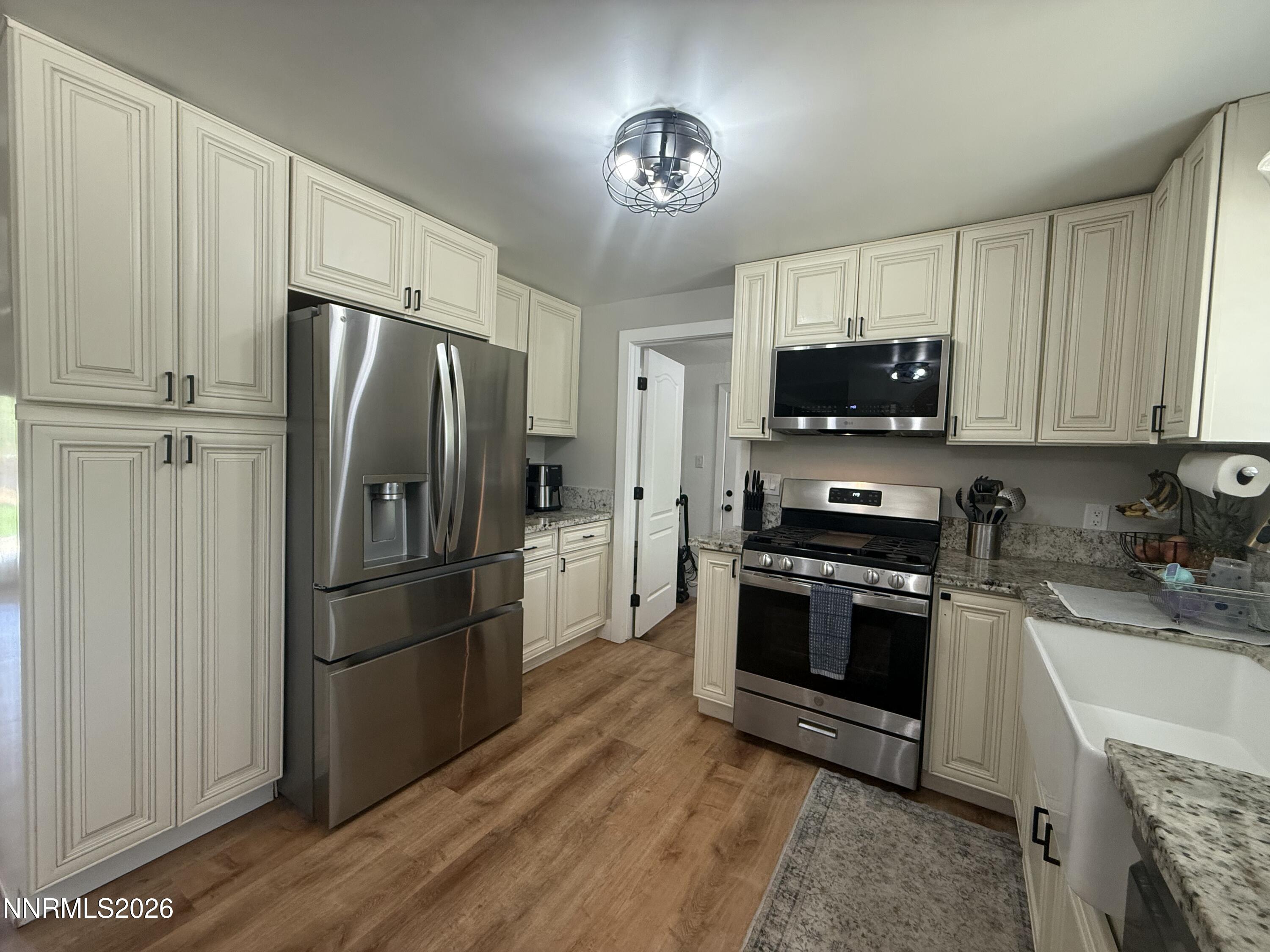 4090 Capitol View Drive Property Photo 9