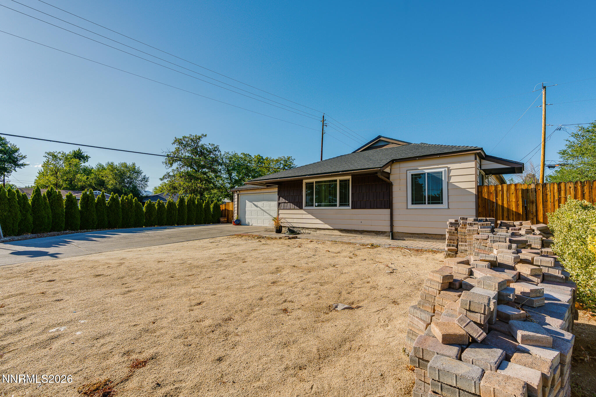 1460 Russell Way Property Photo 4