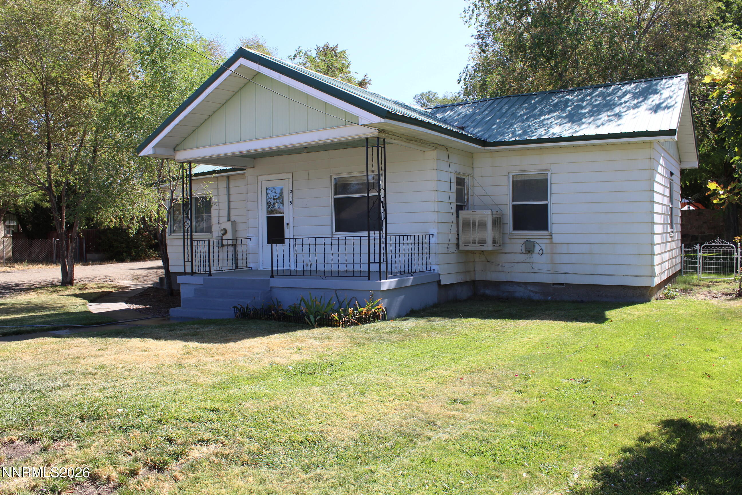 219 E 4th Street Property Photo 8