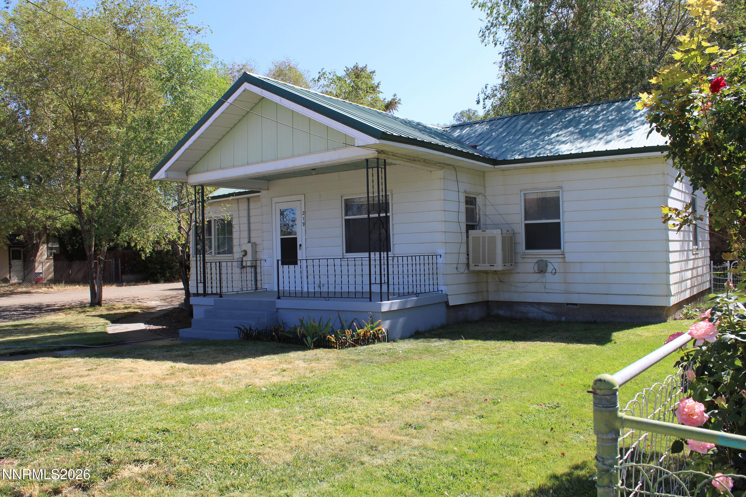 219 E 4th Street Property Photo 9