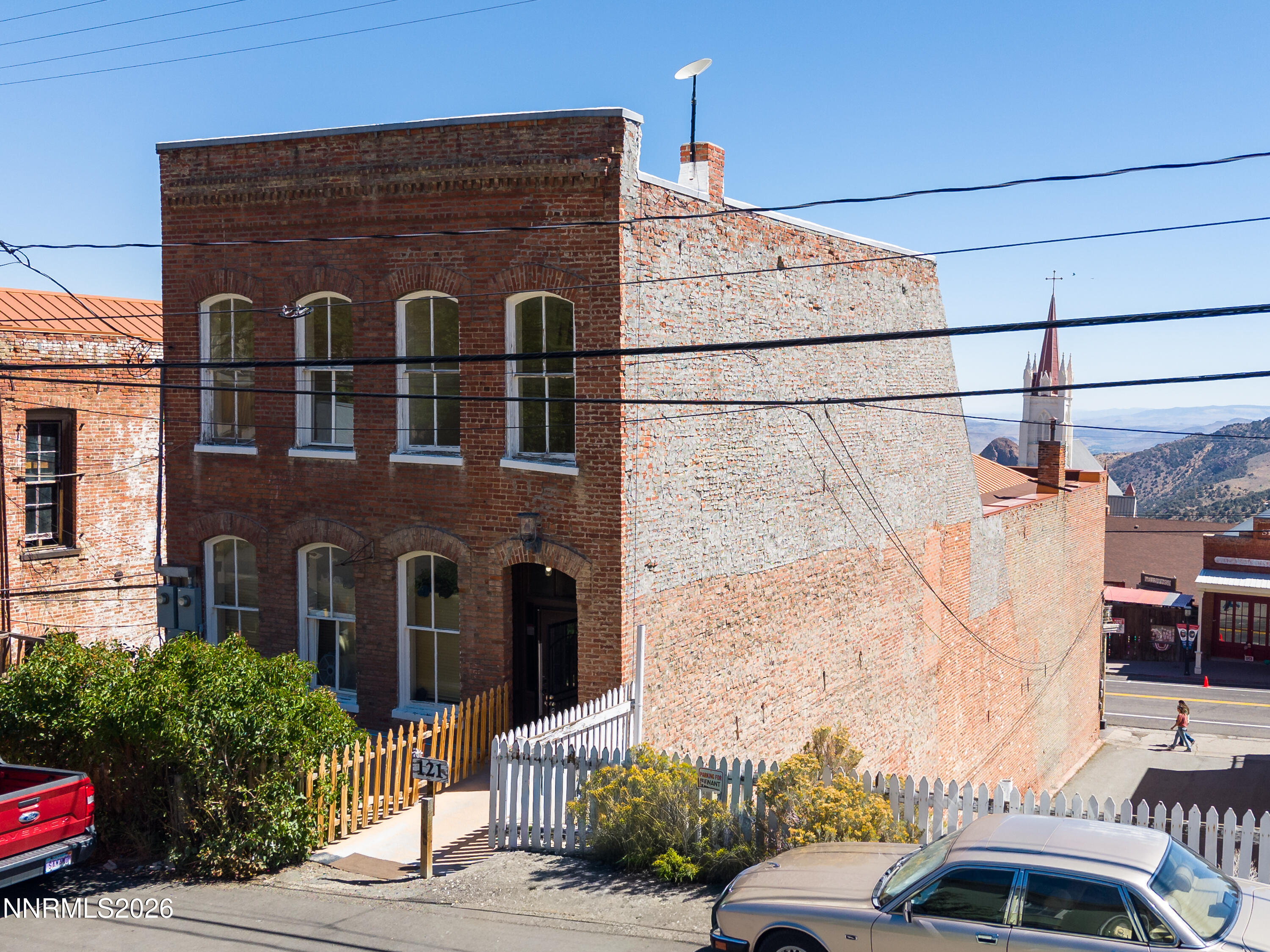121 S B Street Property Photo 1