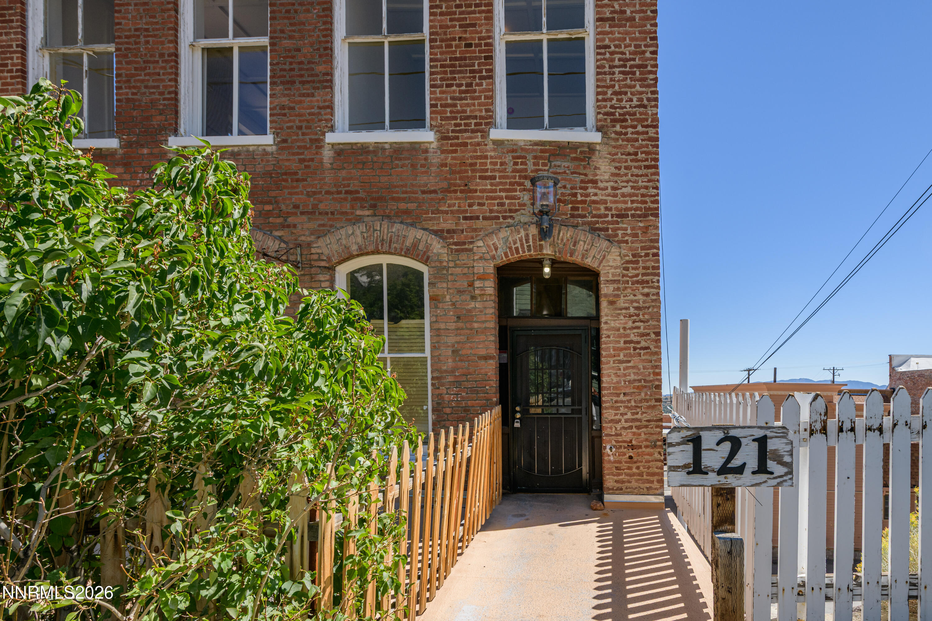 121 S B Street Property Photo 2