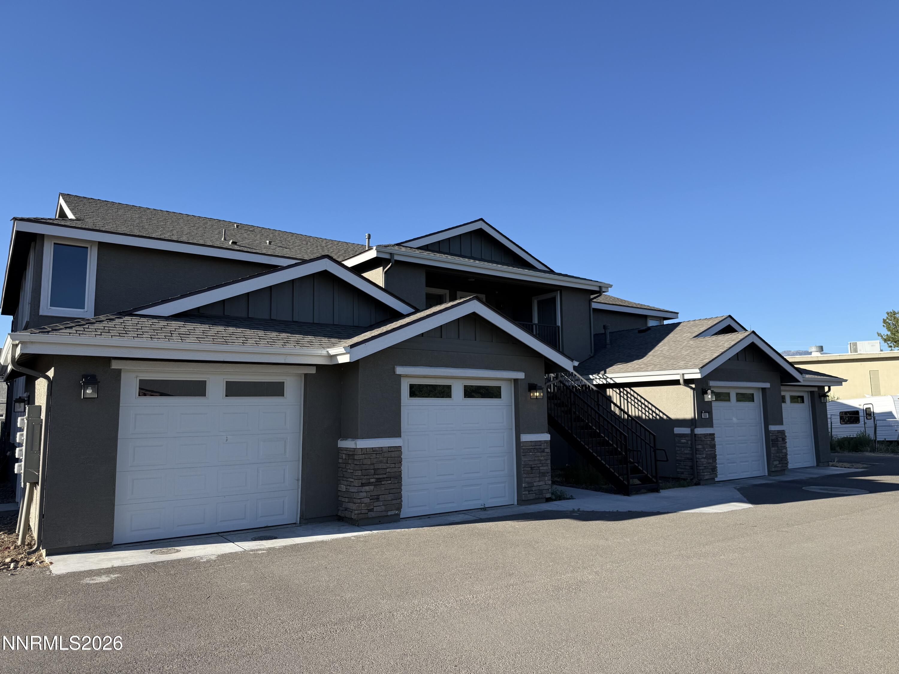 608 Crossing Circle Property Photo 1
