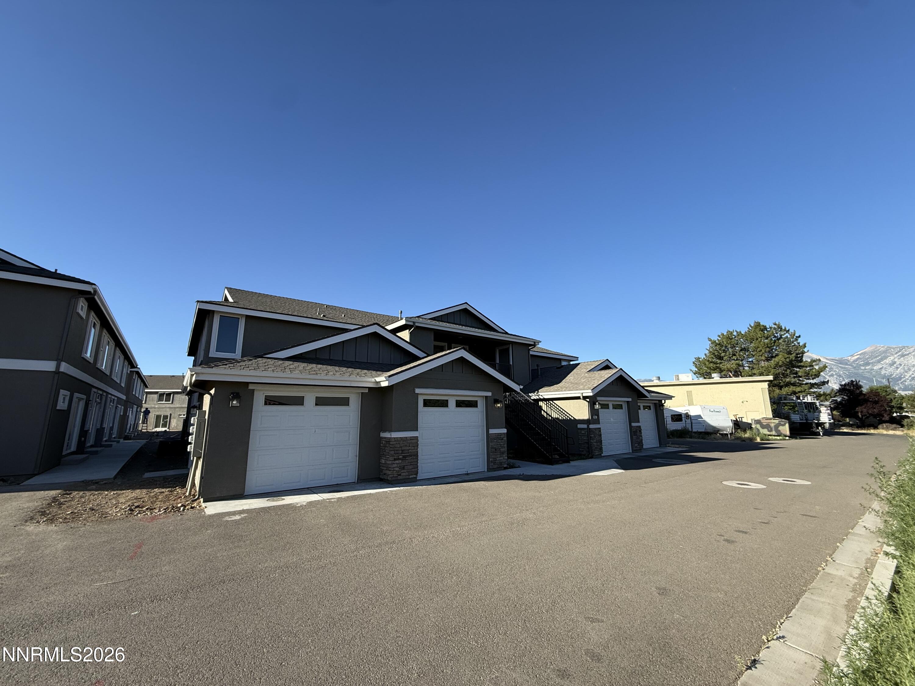608 Crossing Circle Property Photo 2
