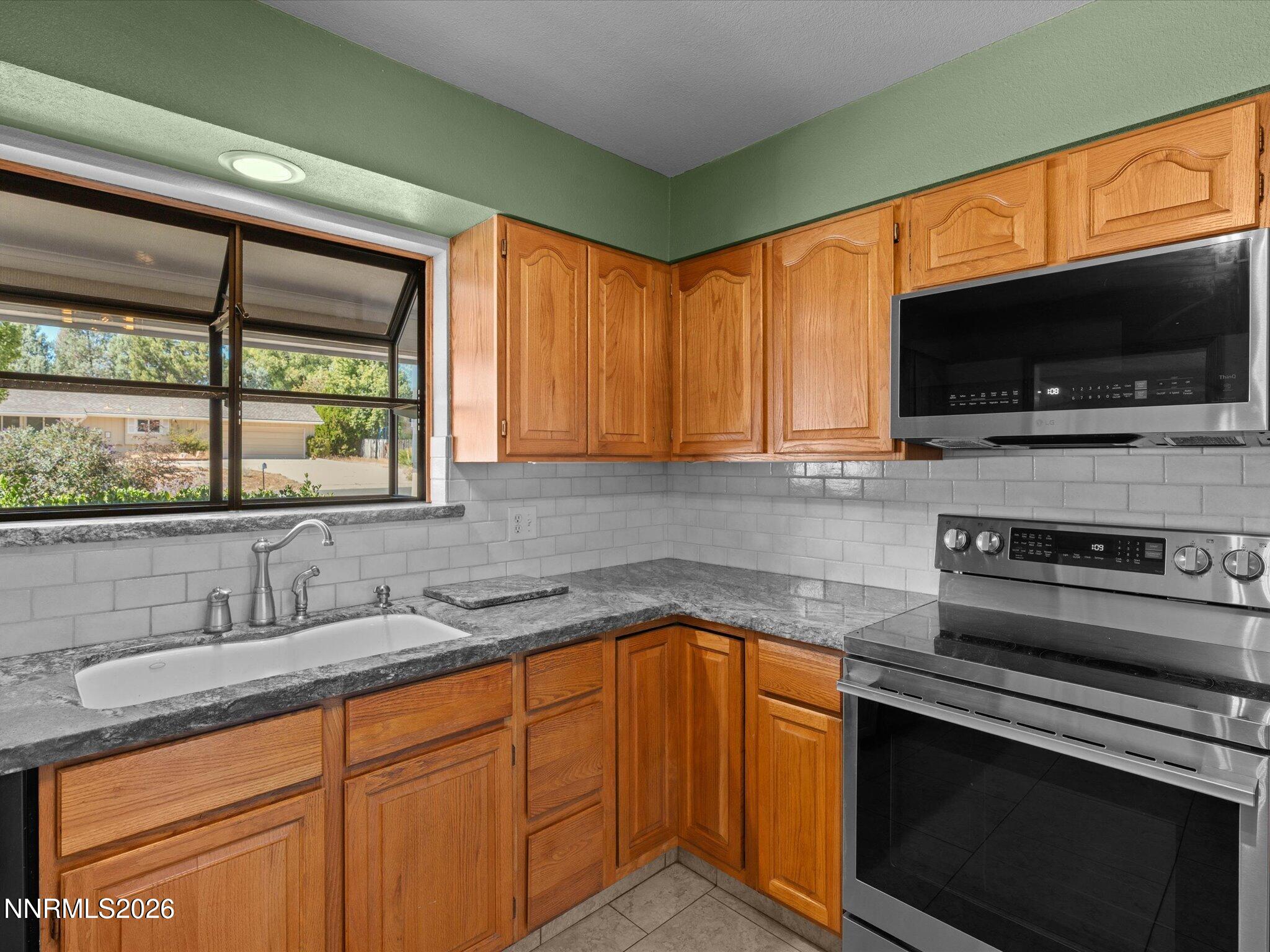 13005 South Hills Drive Property Photo 4