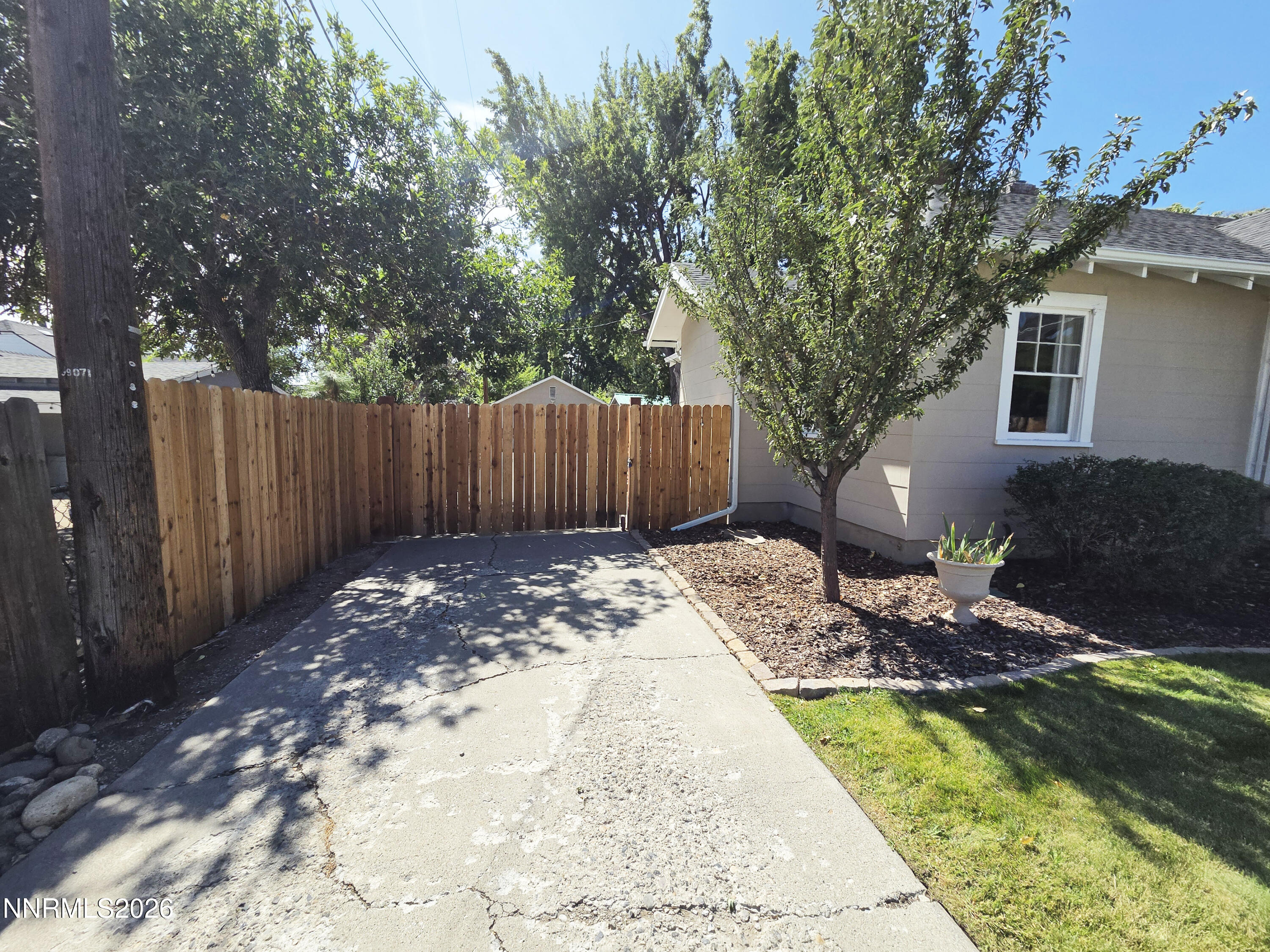 740 W Plumb Lane Property Photo 5