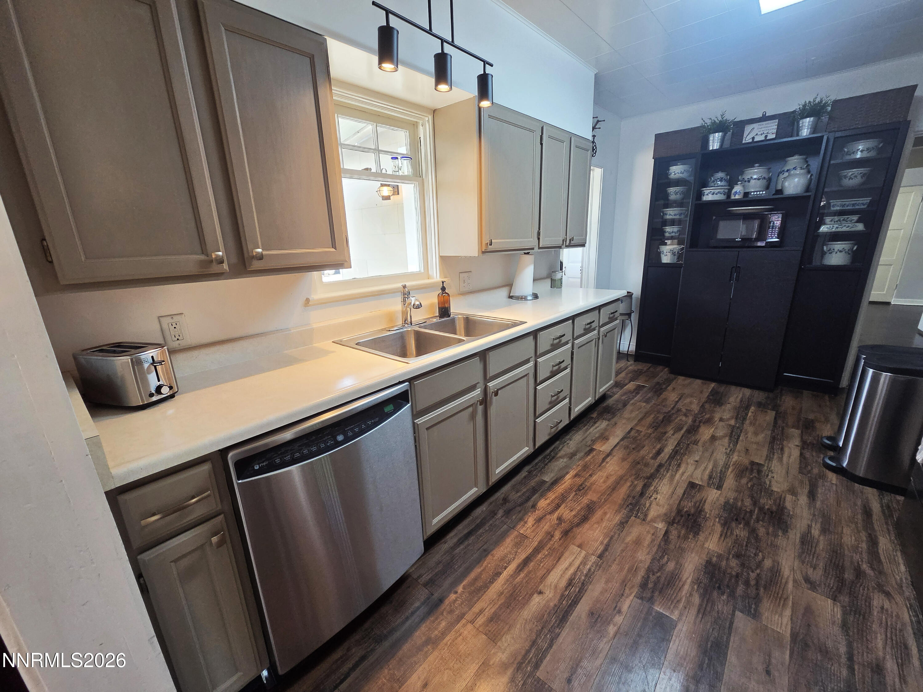 740 W Plumb Lane Property Photo 15