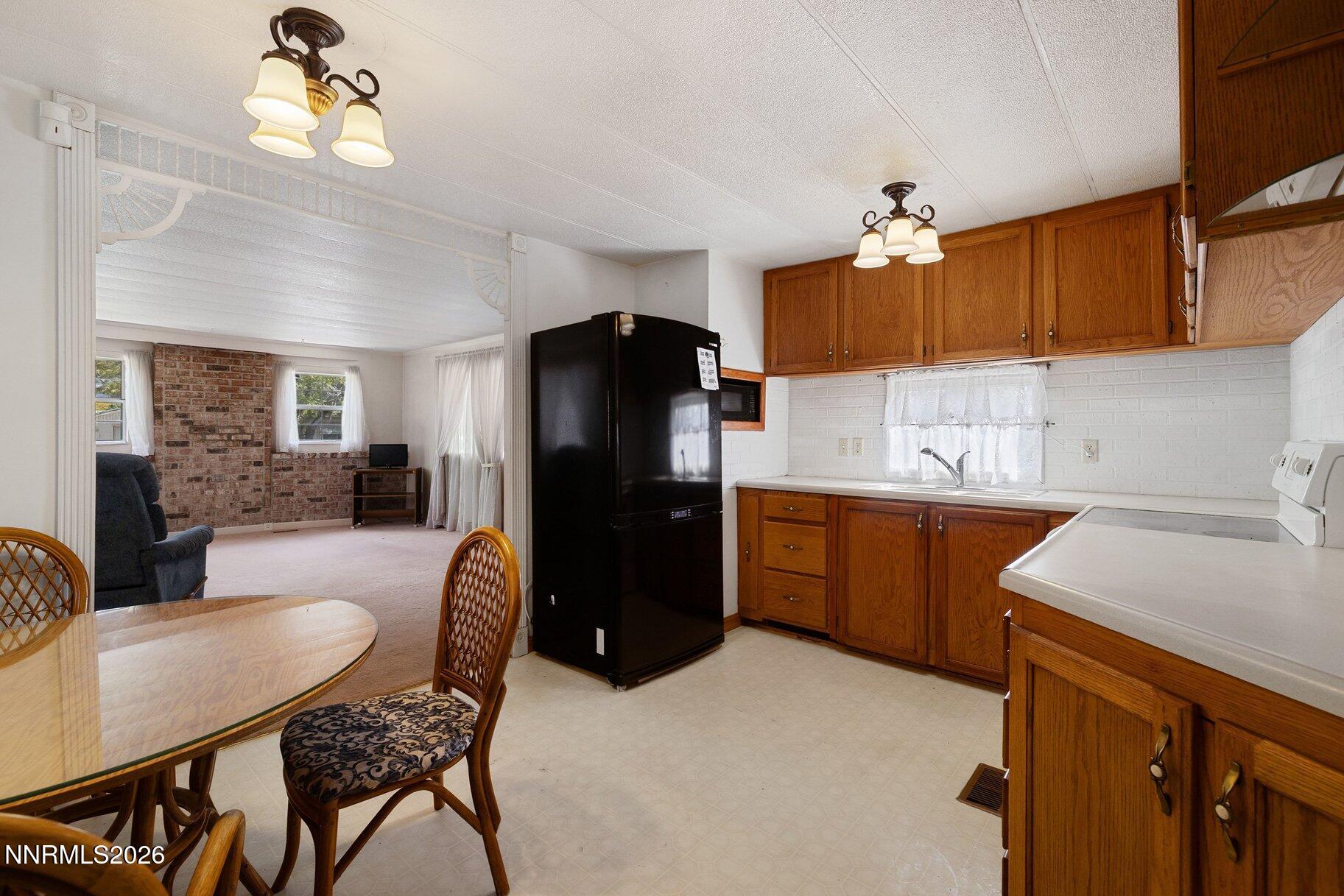 2074 Fairmont Way Property Photo 6