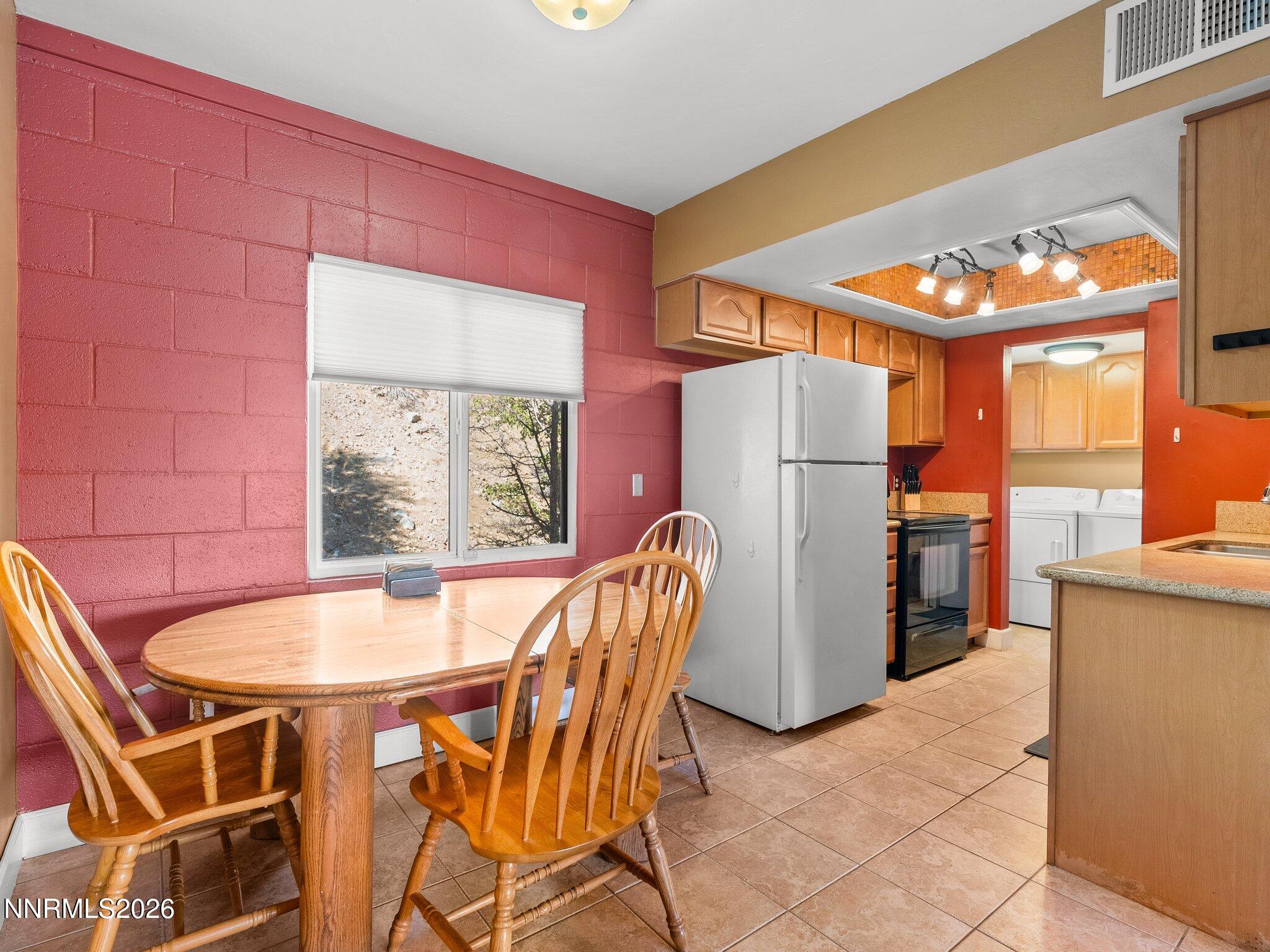 230 Bisset Court B Property Photo 6
