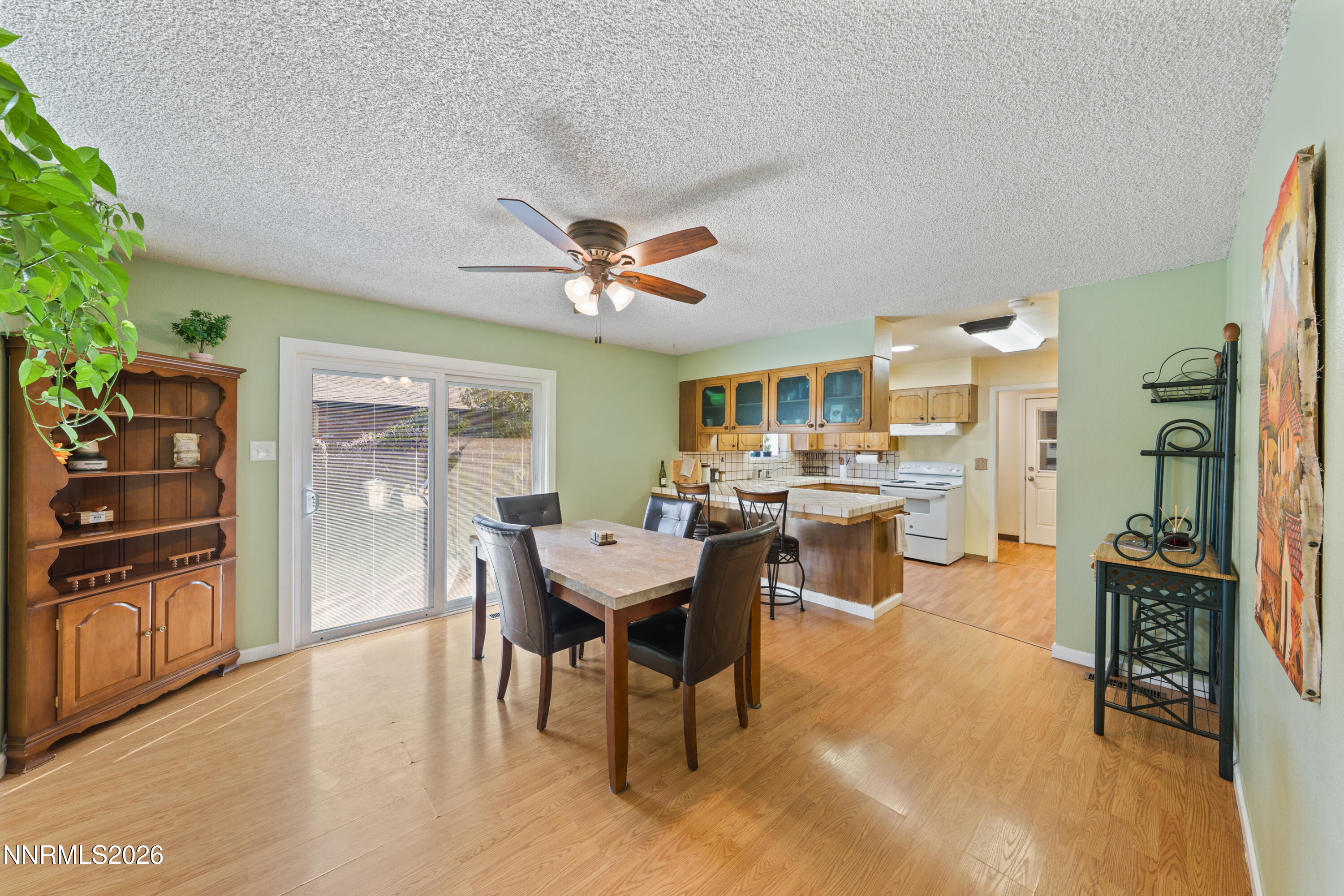 12 E Quail Street Property Photo 2