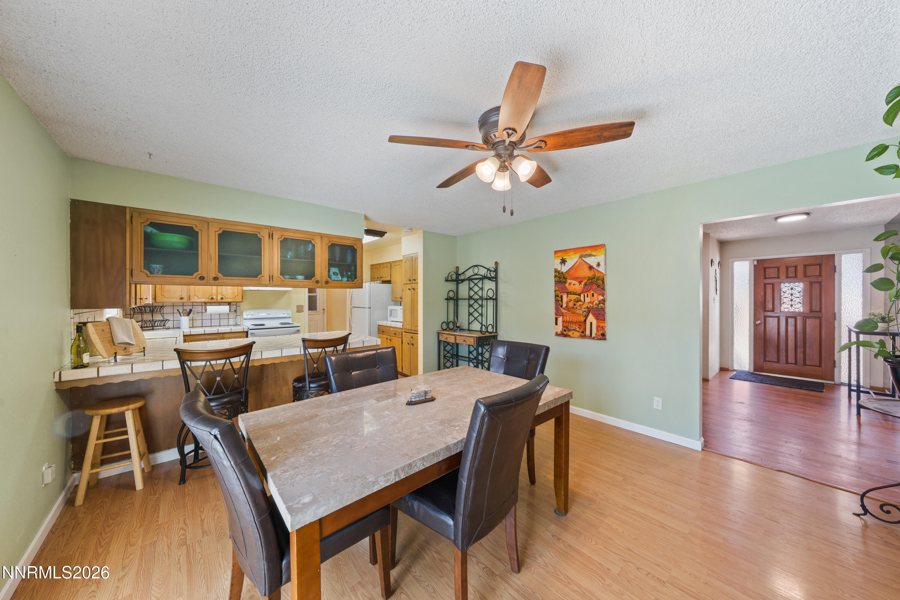 12 E Quail Street Property Photo 3
