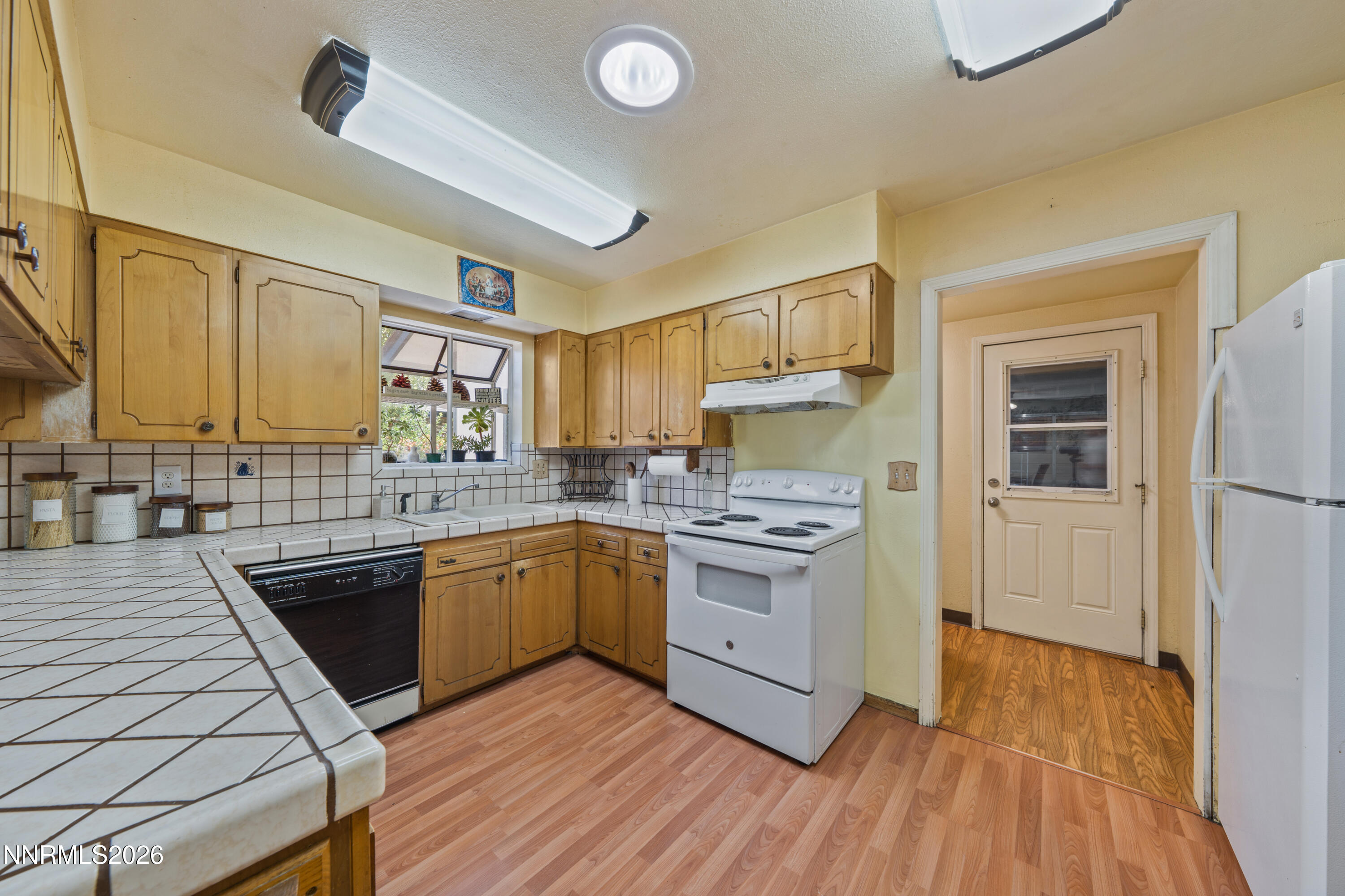 12 E Quail Street Property Photo 5